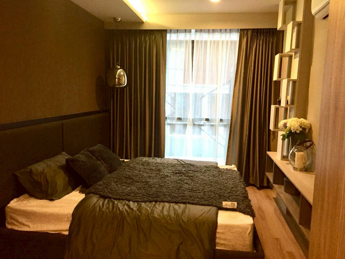 🔥 Corner room, top floor, lower than appraisal! 2.85 million, free transfer, anyone looking for a big room + location in Ratchada = dont have to think too long about this one, plus tenants 🔥 Corner room, top floor, lower than appraisal! 2.85 million, free transfer, anyone looking for a big room + location in Ratchada = dont have to think too long about this one, plus tenants