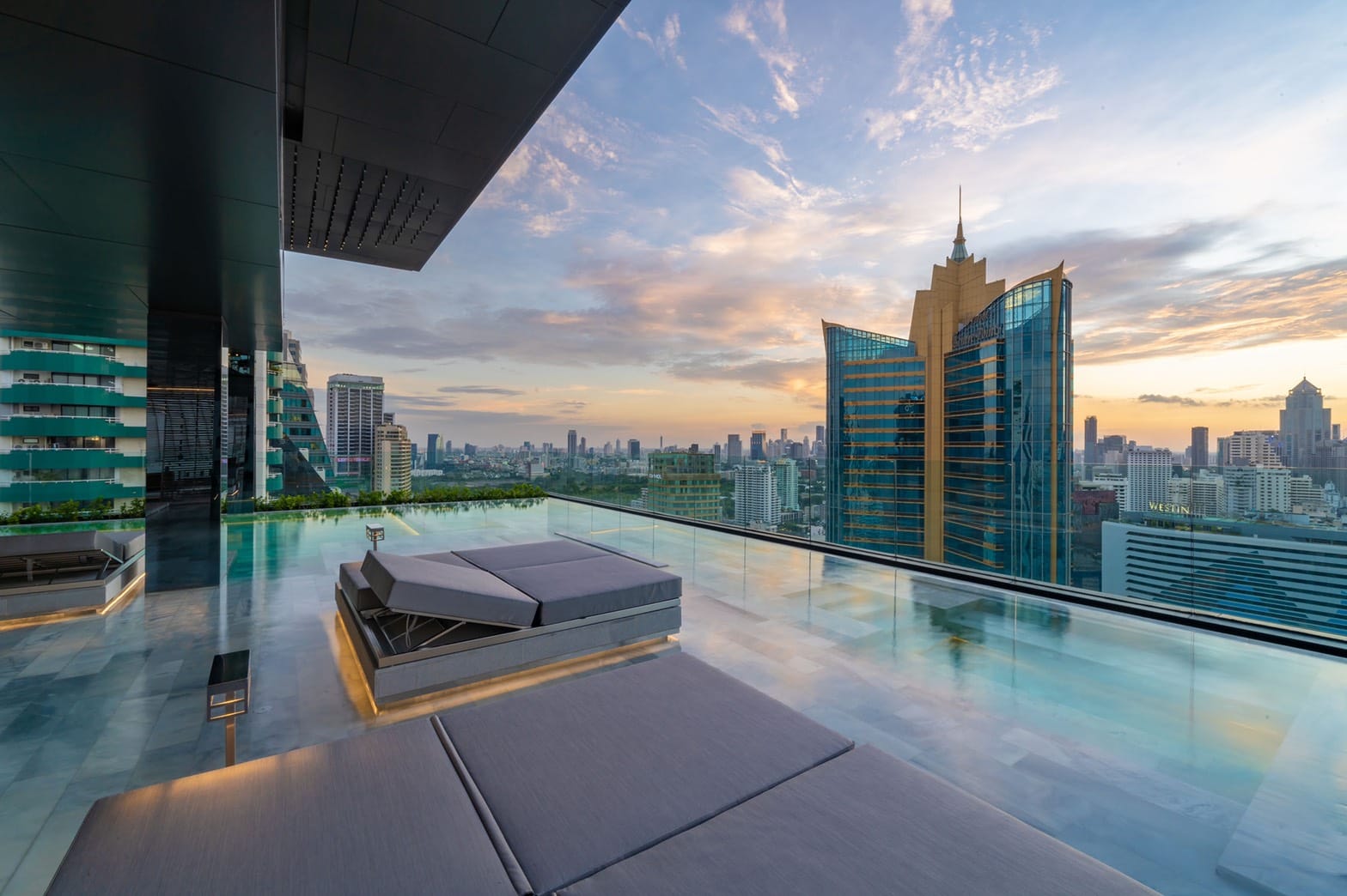 🔥Urgent Sale+🔥 Celes Asoke, near BTS Asoke and MRT Sukhumvit stations. Fully furnished and ready to move in.