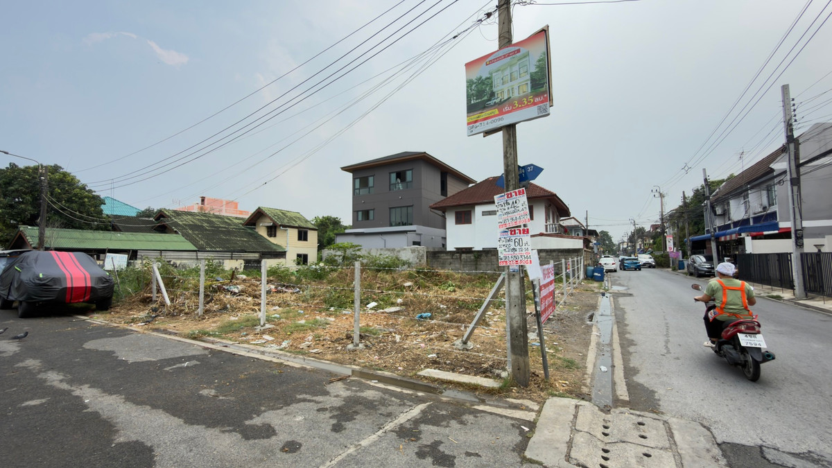 Don Mueang land for sale✈️ Next to Kosum Market, corner plot, next to the road on 2 sides, very good location.
