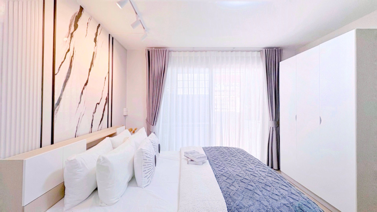 >>Baan Sukhumvit 77<< Rooms priced at less than a million in the On Nut area, do they really exist!? Fully decorated with top-notch furniture, close to 2 electric train lines, close to shopping centers, close to work areas.