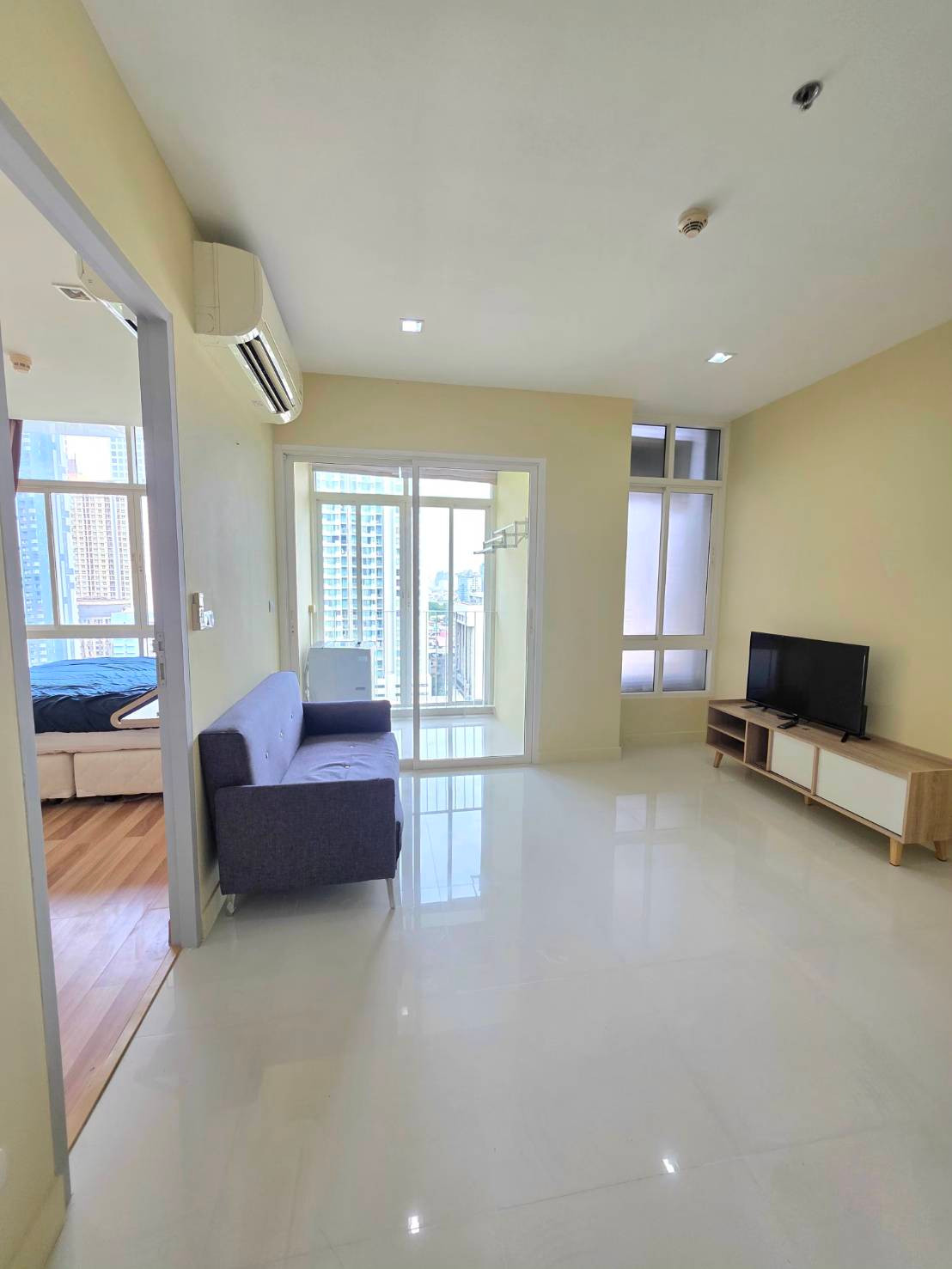 Condo next to BTS On Nut, near the mall, very convenient to travel.