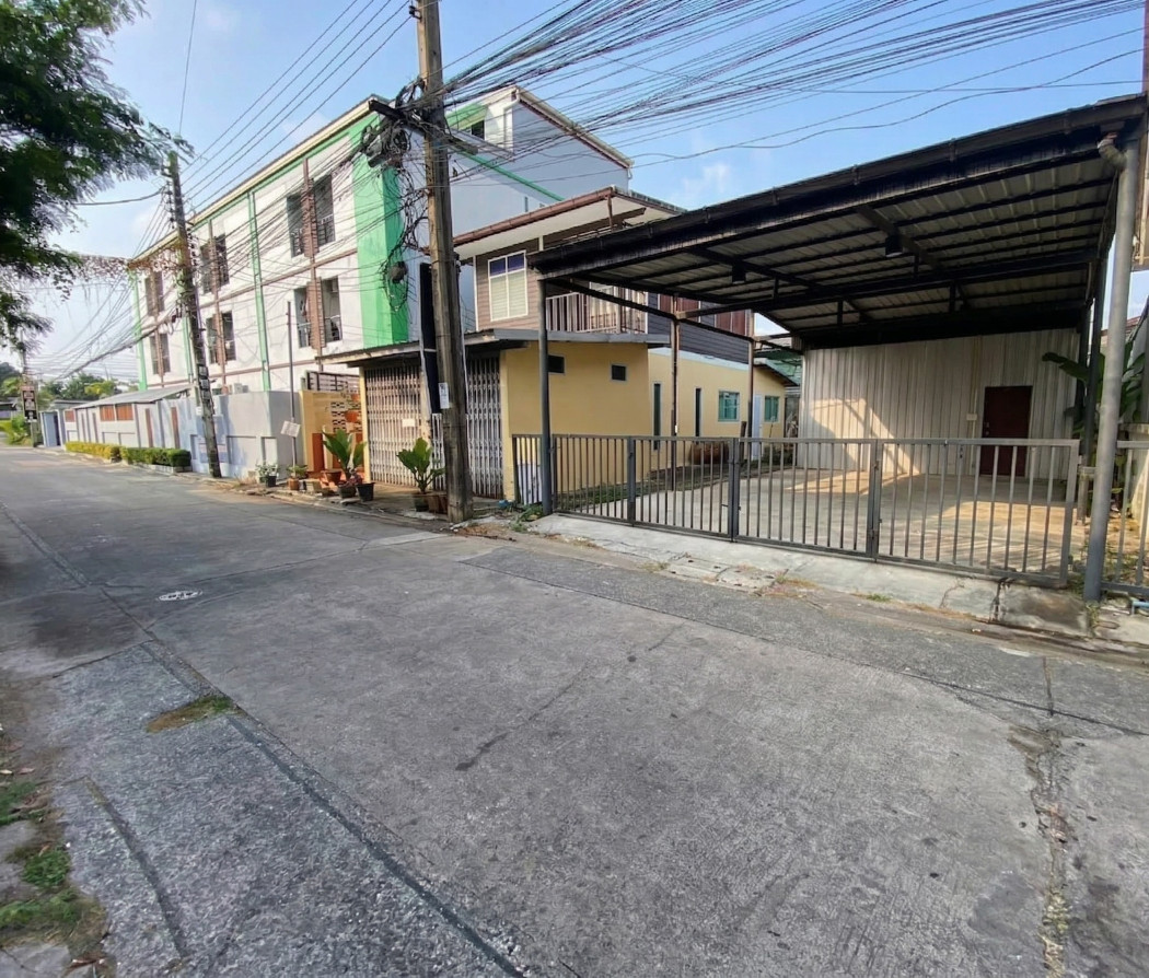 Land for sale with building, 31 sq.wah, accessible via 2 alleys (Lat Phrao 58 and 60) Land for sale with building, 31 sq.wah, accessible via 2 alleys (Lat Phrao 58 and 60)