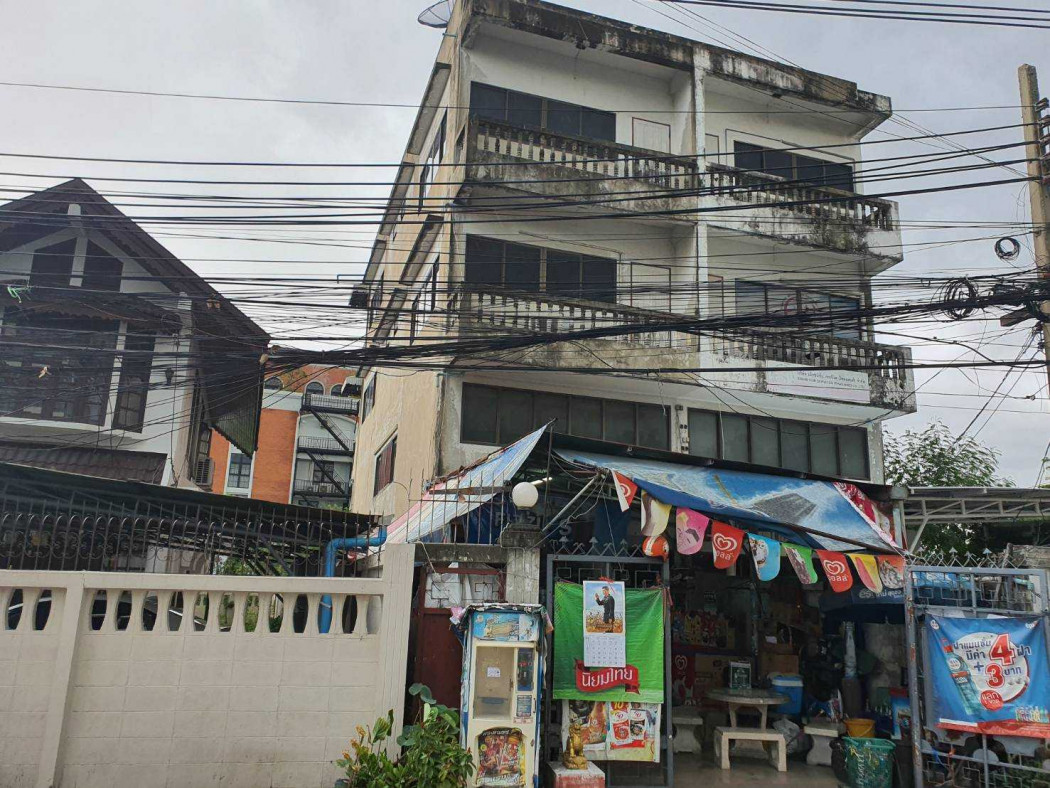 Commercial building for sale. 3.5-story shophouse for sale. Prime location, next to the Pepsi warehouse. Commercial building for sale. 3.5-story shophouse for sale. Prime location, next to the Pepsi warehouse.