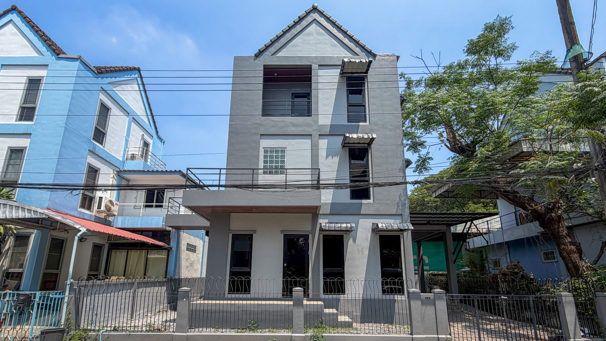 บ้านแฝด 3 ชั้น หมู่บ้าน แสงอรุณ ประเวศ ( น้ำไม่ท่วม ) รีโนเวทพร้อมอยู่ บ้านแฝด 3 ชั้น หมู่บ้าน แสงอรุณ ประเวศ ( น้ำไม่ท่วม ) รีโนเวทพร้อมอยู่