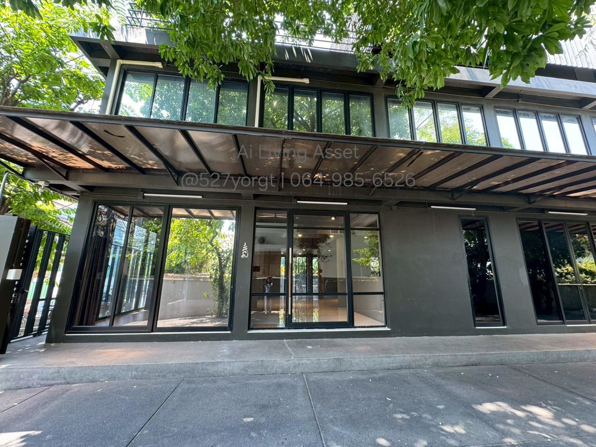 Stand Alone for rent with private elevator, Soi Ratchada 32, opposite the Criminal Court. Suitable for office/warehouse/online sales/studio or other businesses, convenient travel, near MRT Lat Phrao