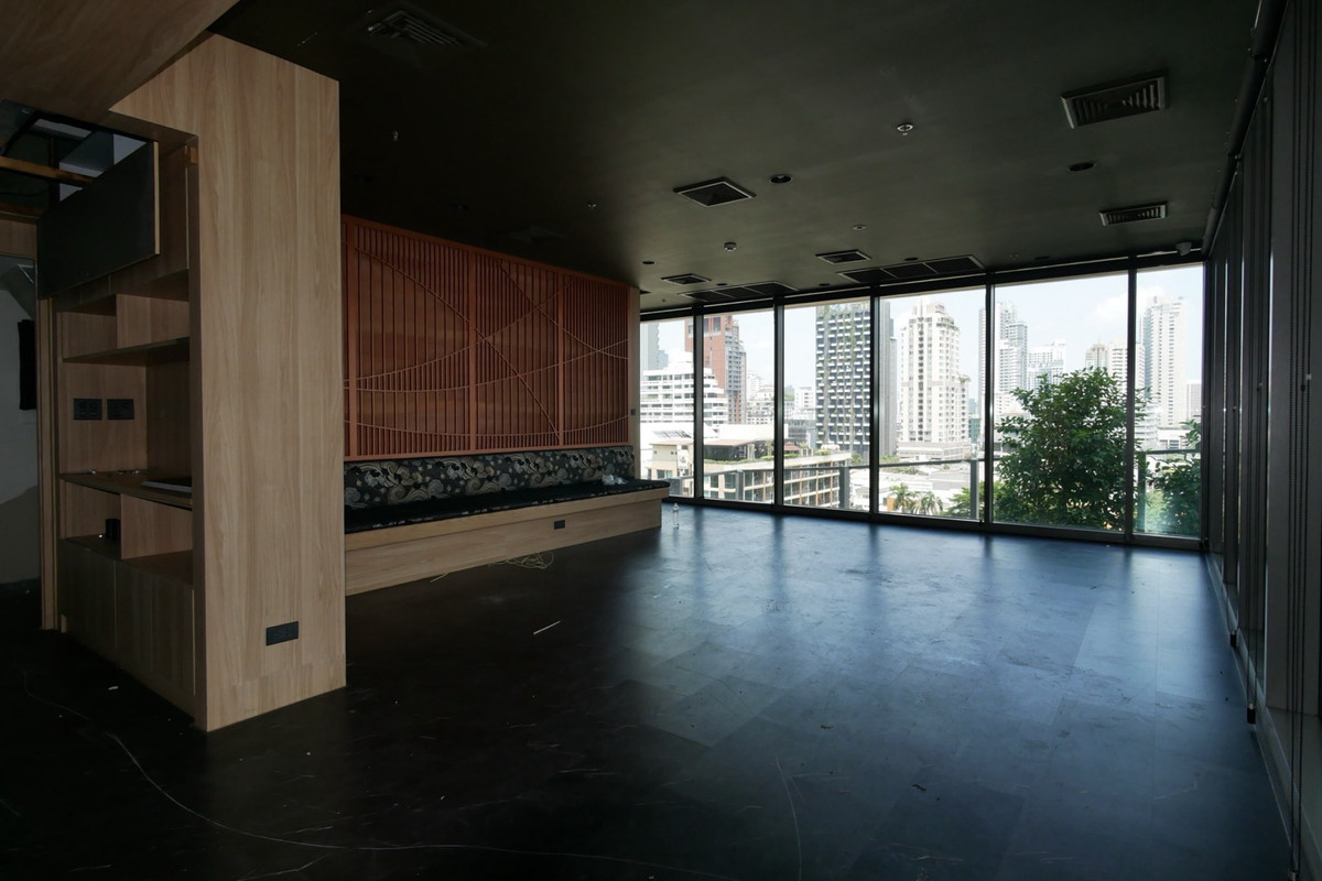 พื้นที่ร้านค้าให้เช่าในอโศก Duplex unit ใกล้รถไฟฟ้า BTS เอ็มสเฟียร์ และอาคารสำนักงาน เหมาะร้านอาหาร คาเฟ่ บาร์