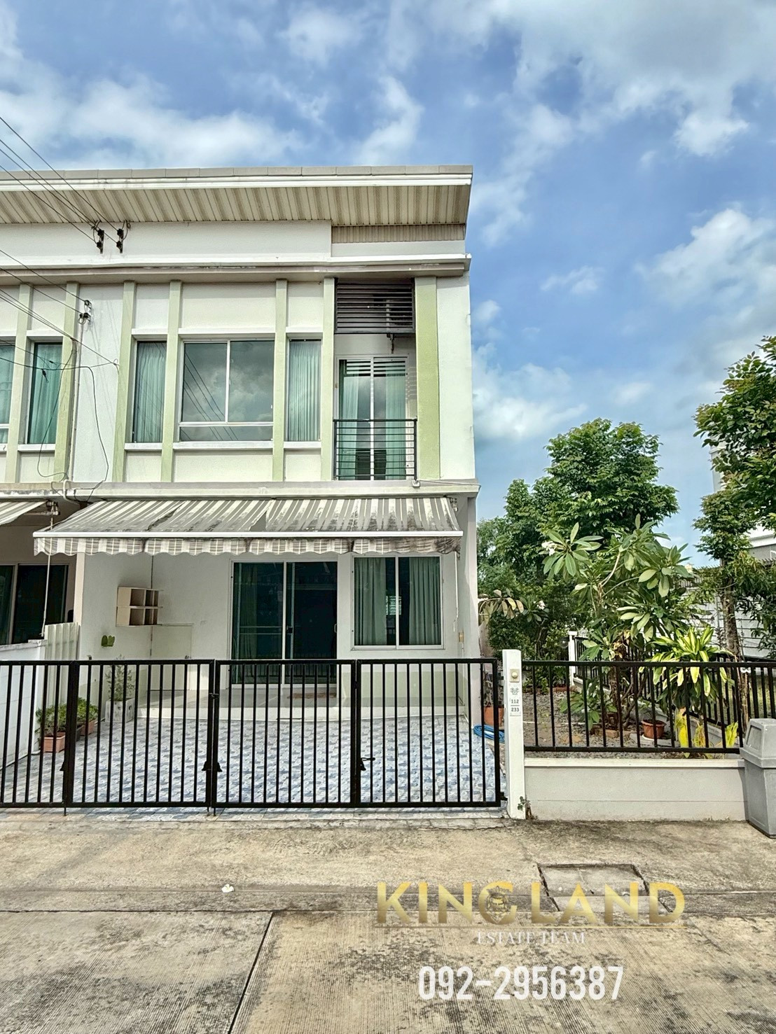 #For rent, 2-story townhome, corner house, garden on 2 sides, Pleno Village. Ring Road - Ramintra Road along Khlong Song, has 3 bedrooms, 2 bathrooms #near FashionIsland 10 minutes, rent 17,500 baht/month #ready to move in #pets allowed The back edge is e