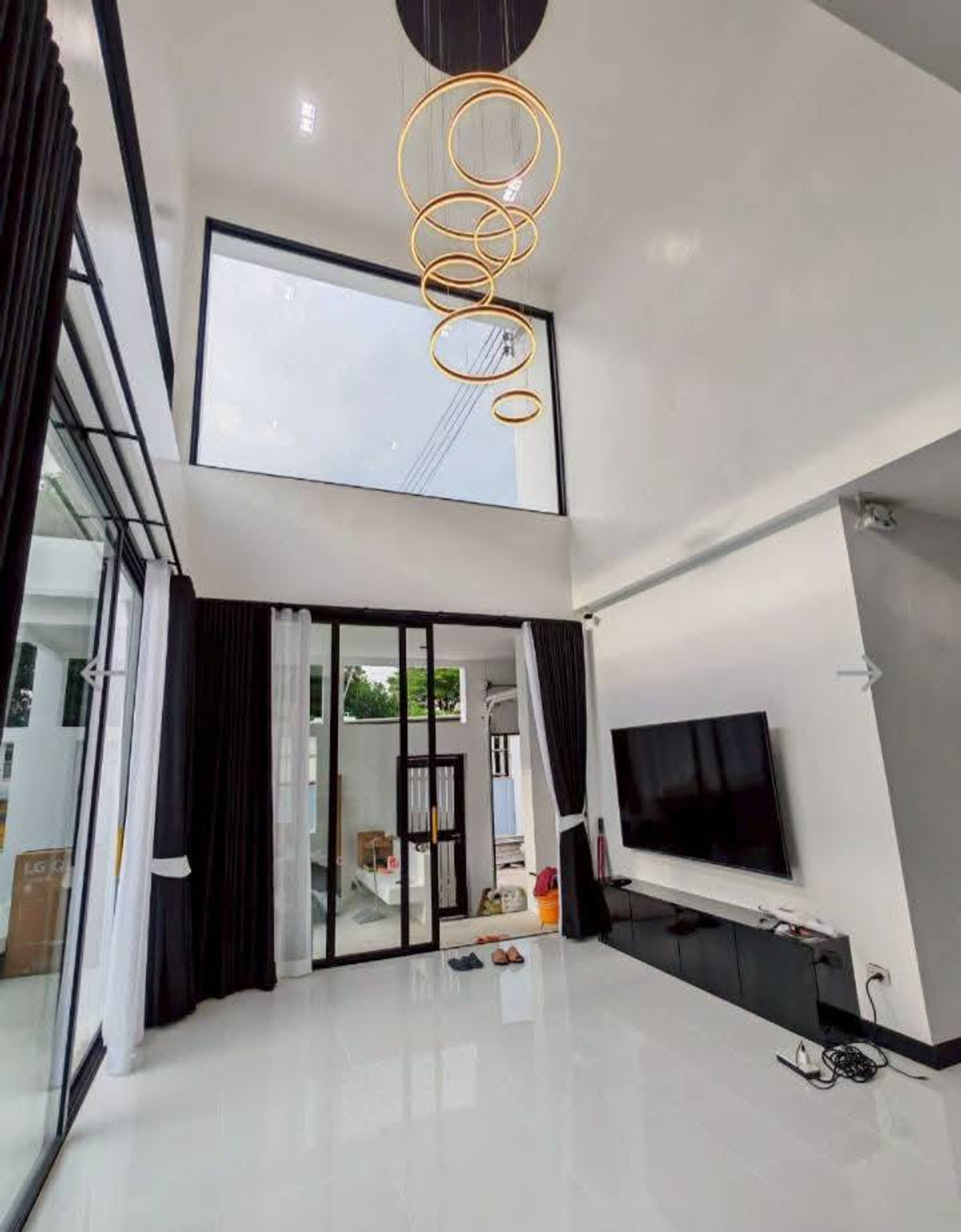 ให้เช่าบ้านเดี่ยว 3 ชั้น Luxuryสร้างใหม่บนพื้นที่ส่วนตัว ตกแต่งสวยหรู โซนทาวน์อินทาวน์ ทางด่วนเอกมัย-รามอินทรา แอร์เฟอร์ครบพร้อมเข้าอยู่ มี5ห้องนอน3ห้องน้ำ 1ห้องอเนกประสงค์ เช่า140,000บาท/เดือน – รูปที่ 2