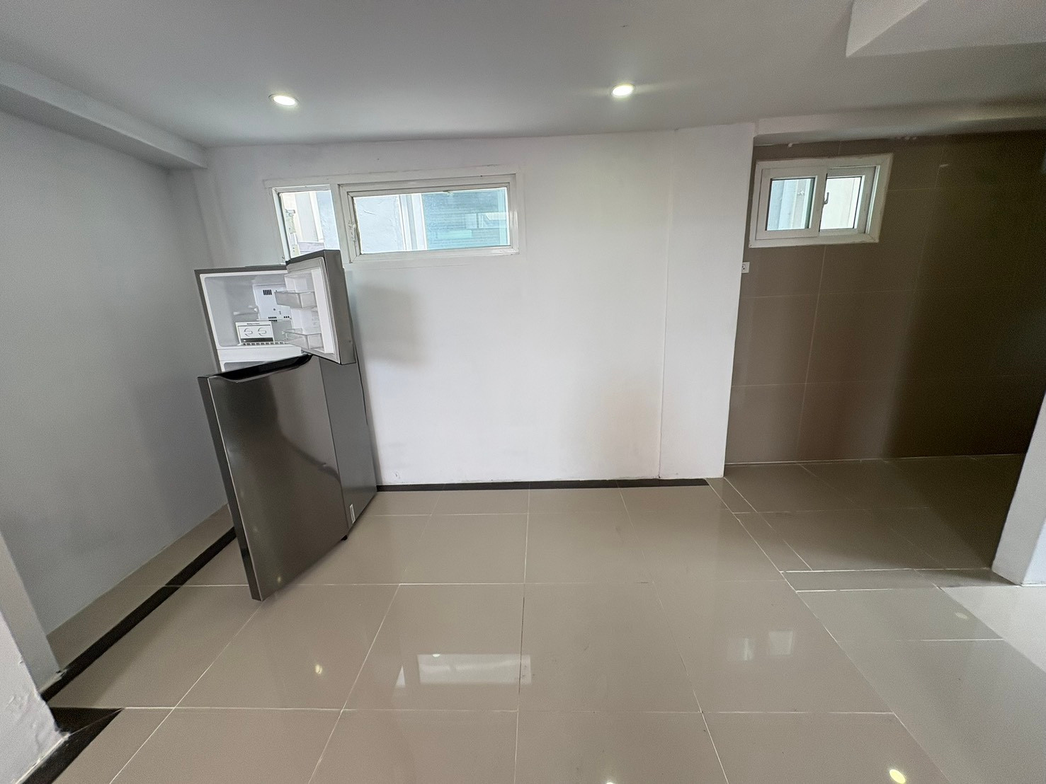 For Rent: 3-Storey Townhome, Only 2 km from BTS Ekkamai Located in Pridi Banomyong 31 Land size 27 sq.wah | Usable area 178 sq.m. 3 bedrooms, 3 bathrooms – รูปที่ 4