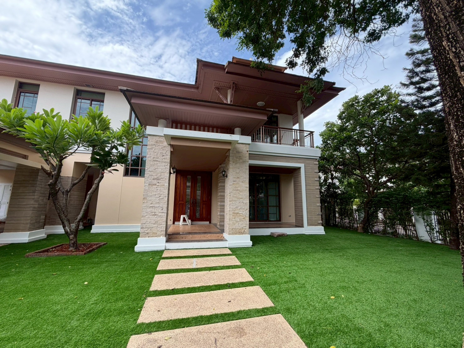 RH050326 2-story detached house fully furnished for Rent at Narasiri Phatthanakan-Srinakarin