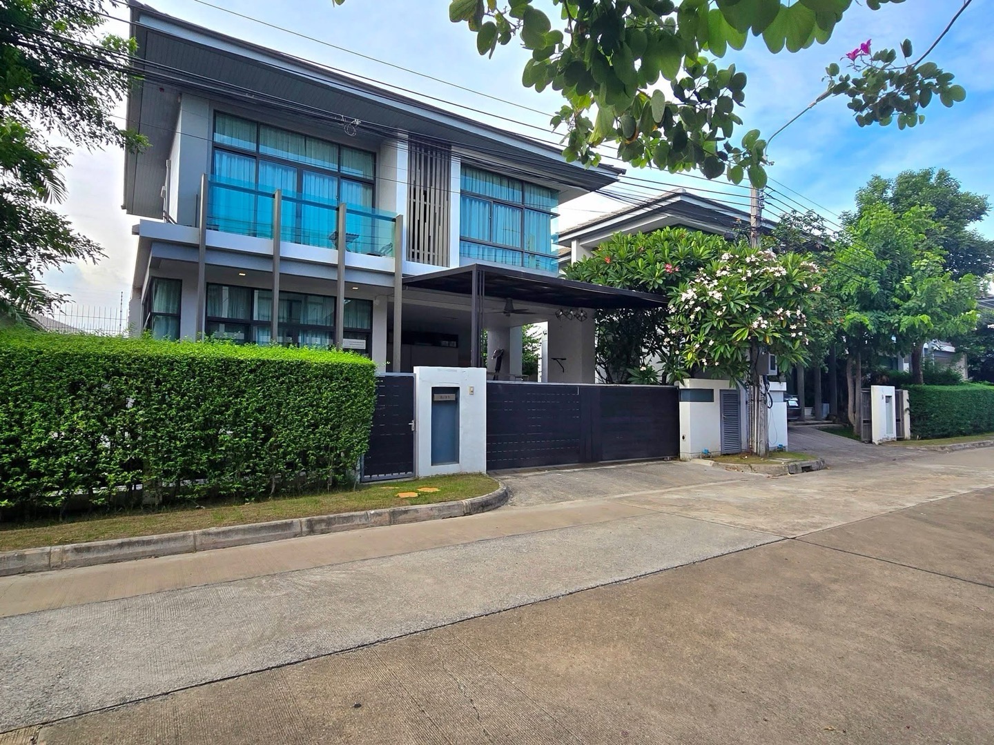 #Selling below market price #Single house Setthasiri Village Srinakarin-Rama 9, Krungthep Kreetha Road, Soi 7, Intersection 4 #near Brighton International School
