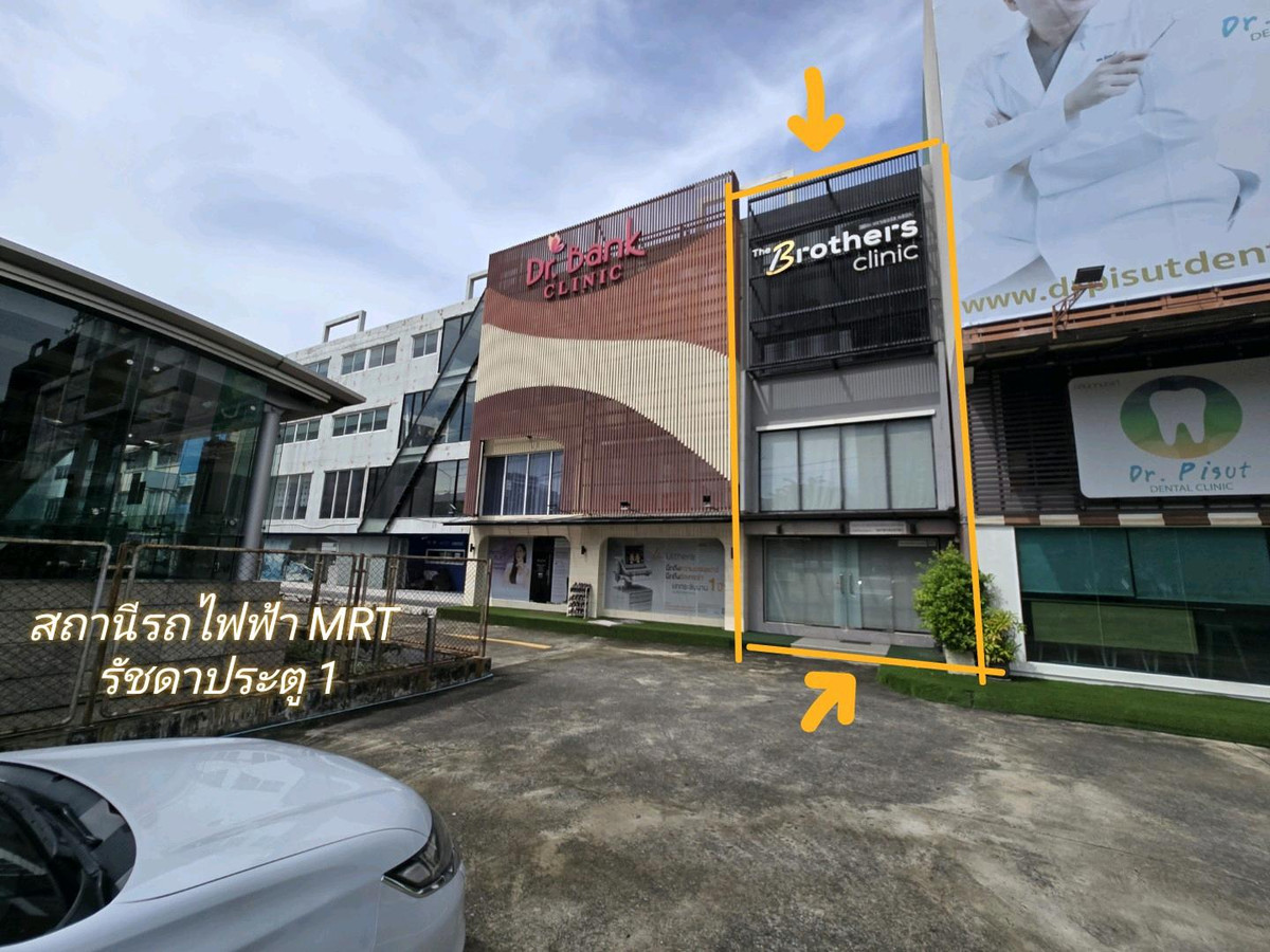 Commercial building, 1 room, 3.5 floors, on MRT Ratchada 1 station. Commercial building, 1 room, 3.5 floors, on MRT Ratchada 1 station.