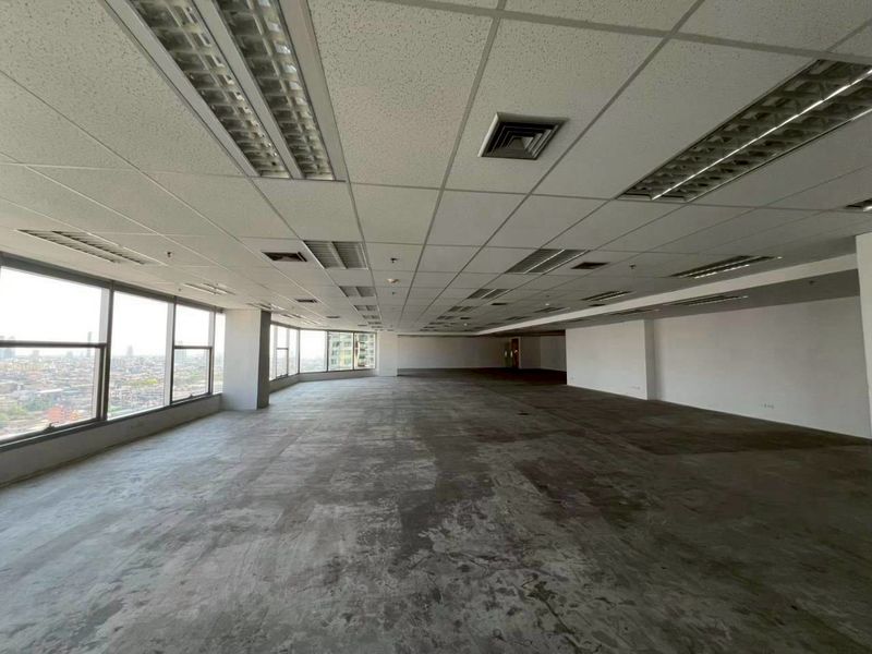 Office building for rent in The Empire building, near BTS Chong Nonsi, area from 100 - 3,000 sq m., Narathiwat Ratchanakarin Road, Yannawa Subdistrict, Sathorn District, Bangkok.