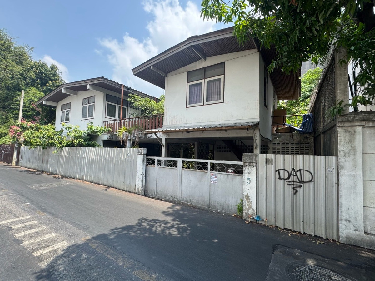 For rent for business, semi-detached house, Soi Ekkamai 22, Sukhumvit 63, Bangkok (old house as is) must be completely renovated.