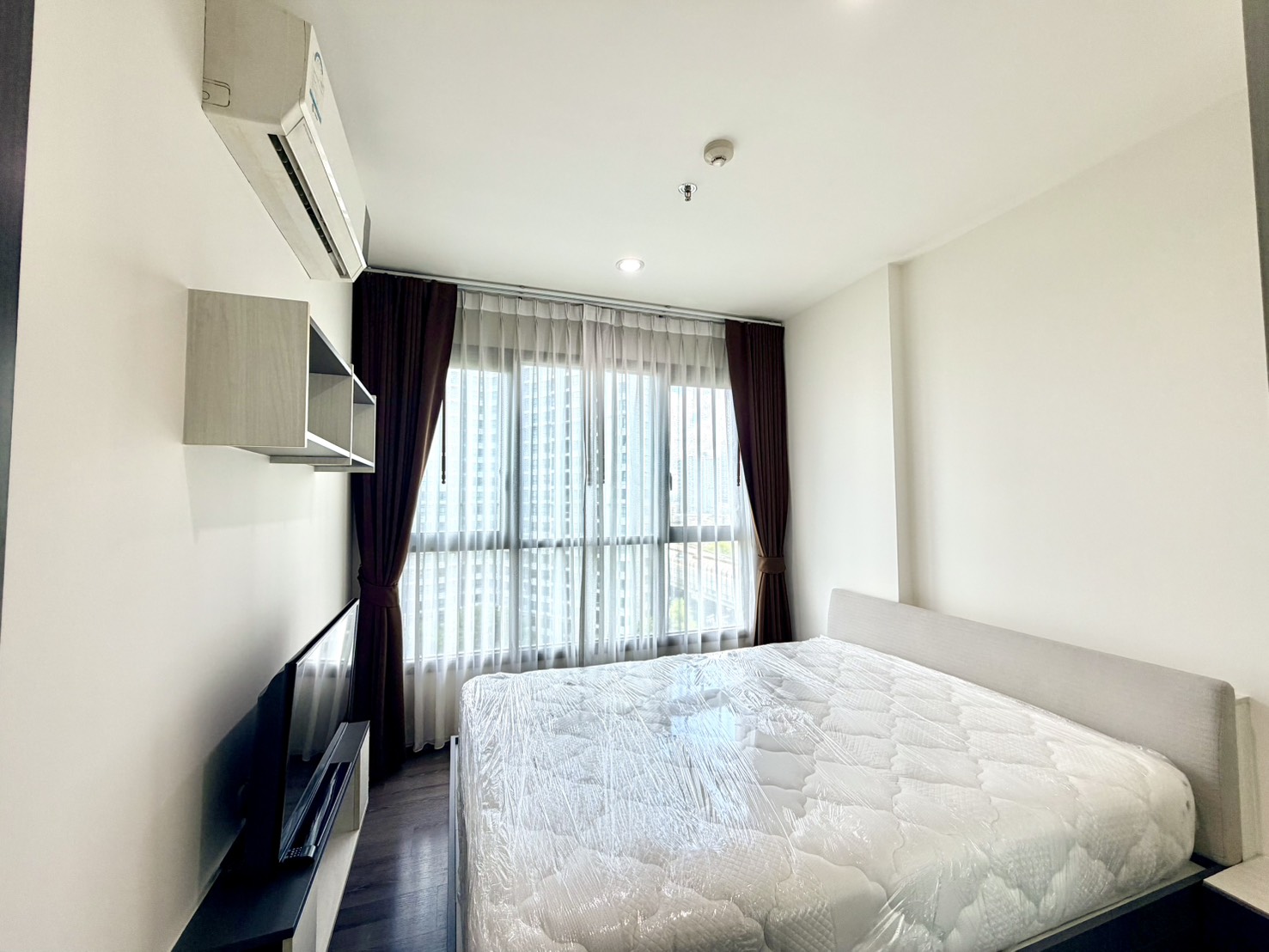 1 bedroom condo, The Base Park East Sukhumvit 77, fully furnished, pool view, near BTS On Nut, cheap price. 1 bedroom condo, The Base Park East Sukhumvit 77, fully furnished, pool view, near BTS On Nut, cheap price.