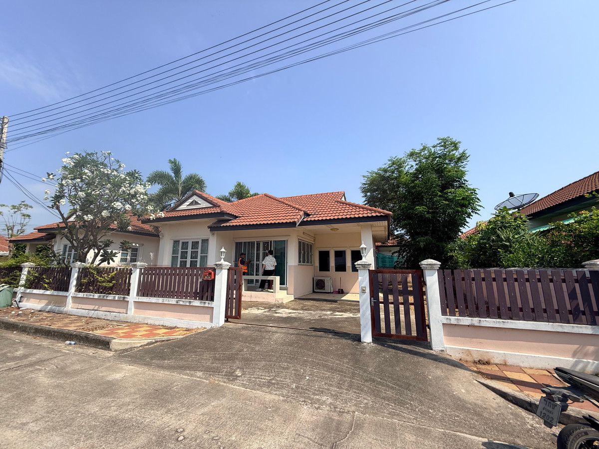 Single house for sale, richer, 64 sq m, wide area...but price only 2 million!  House for sale in Ruay Ying, Muang Suphan Buri, in the center of Malai Man Road.
