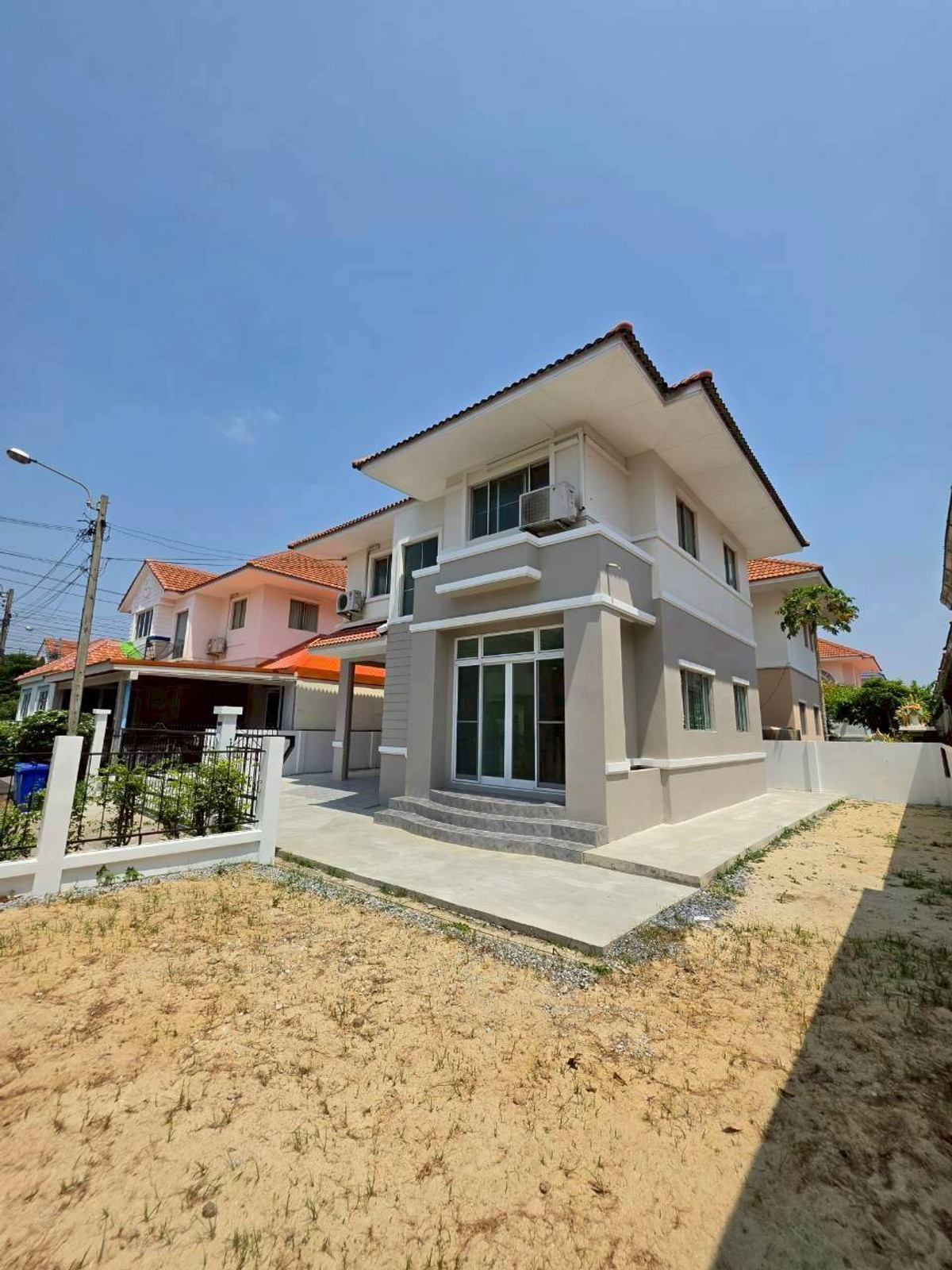Single house for sale, Lalin In The Park, Soi Mangkorn, good location, large house, very good price. Single house for sale, Lalin In The Park, Soi Mangkorn, good location, large house, very good price.