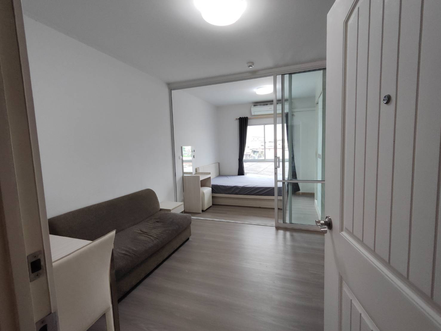 Ready to move in!! For sale/rent new room & New furniture & New electrical appliances, cool air conditioner, washing machine, UNIO Charan 3 (room divider), Building H, 4th floor, near the swimming pool, condo near MRT Tha Phra.