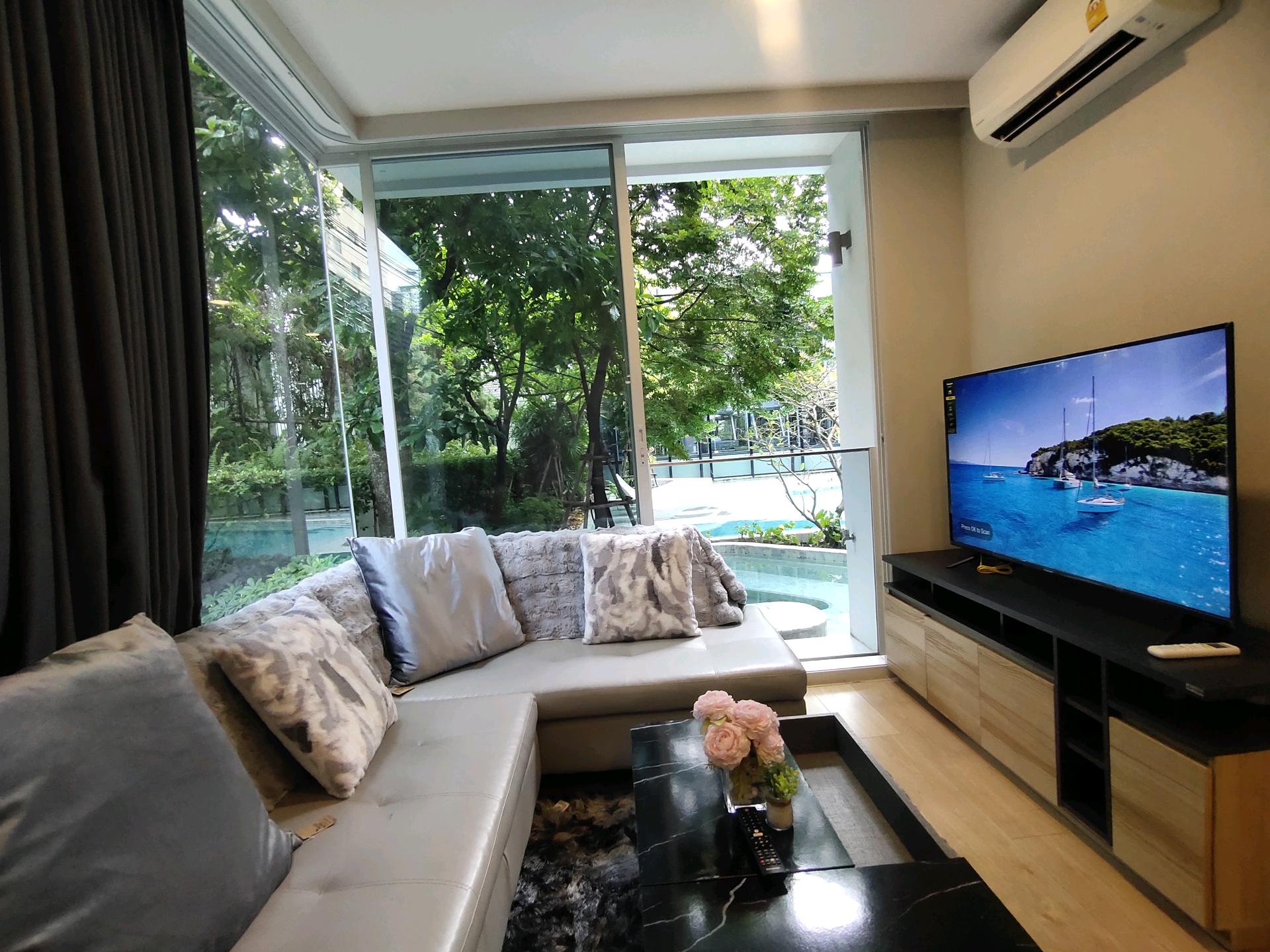 For sale and rent Chewathai Residence Thonglor, Pool Access, corner room, fully furnished. For sale and rent Chewathai Residence Thonglor, Pool Access, corner room, fully furnished.