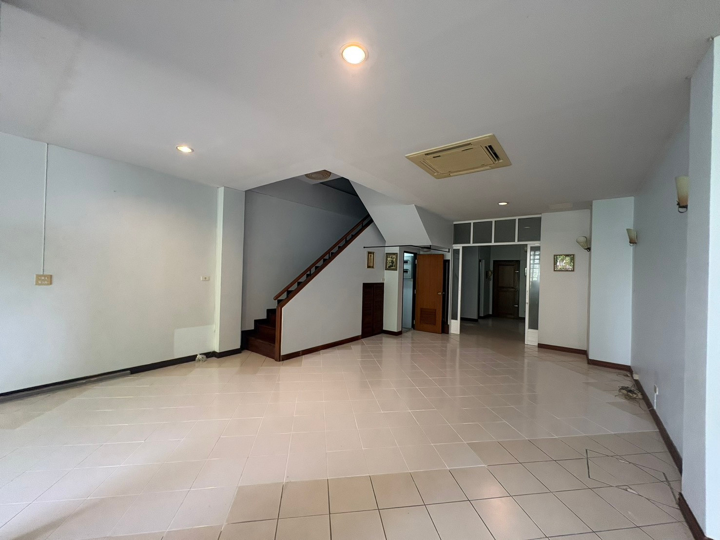 For Rent: 4-Storey Townhome, Only 950 meters from BTS Thonglor Located in Thonglor Soi 7 Land size 36 sq.wah | Usable area 450 sq.m. 6 bedrooms, 4 bathrooms