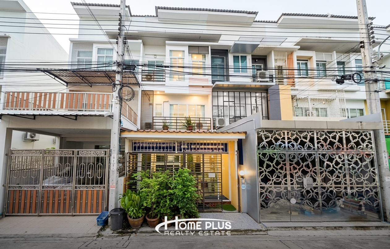 3-story townhome, Baan Busara Phetkasem 81. 3-story townhome, Baan Busara Phetkasem 81.