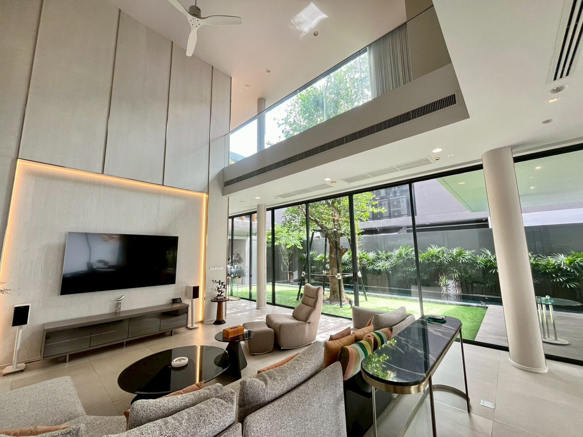 Issara Residence Rama 9 | Ultra Luxury 3-storey detached house for sale, offering ultimate privacy with only 20 exclusive residences in the heart of Rama 9. Comes with a private lift and private swimming pool.