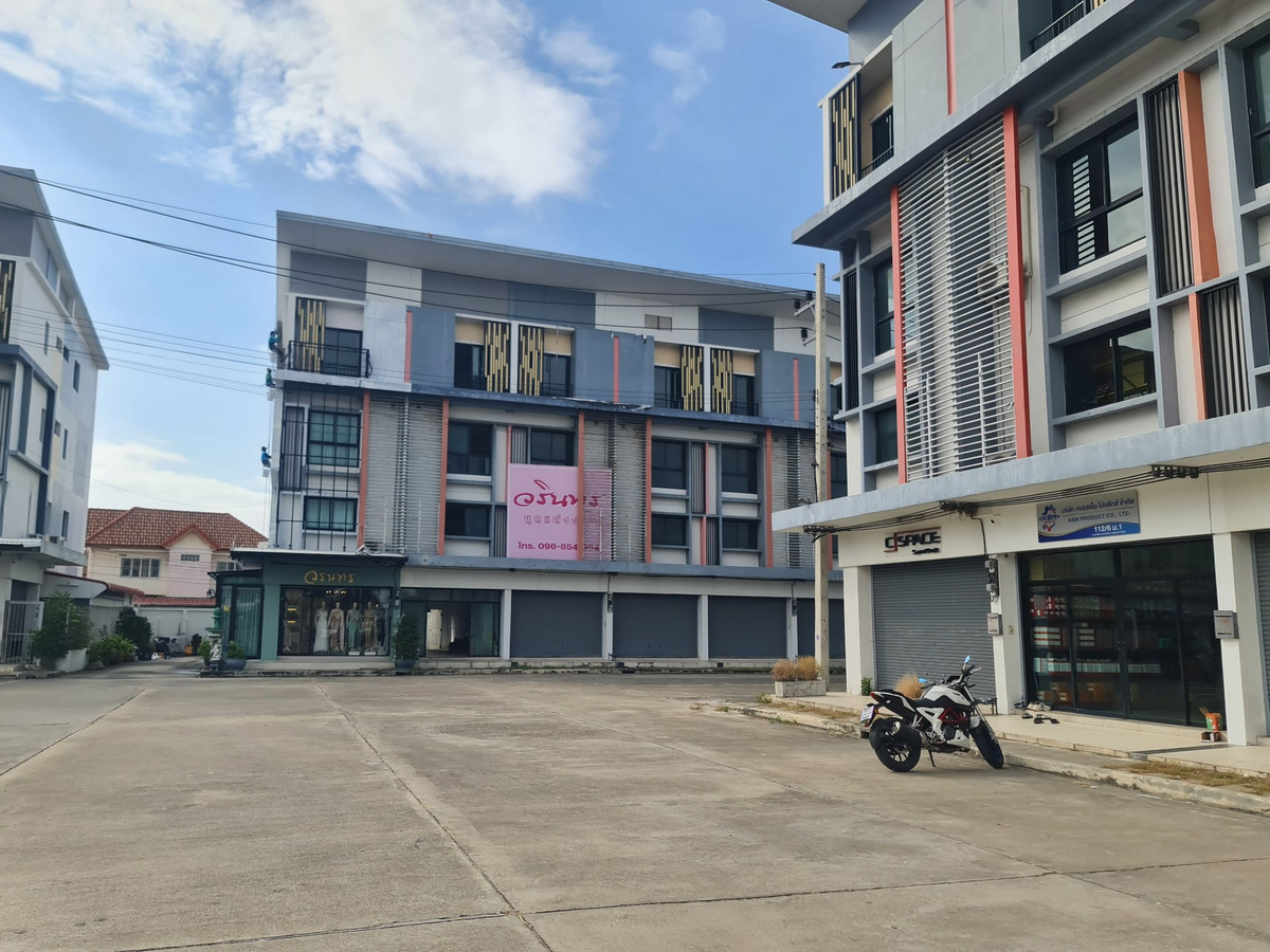 Commercial building for sale, ready to move in, good location, next to the road.
