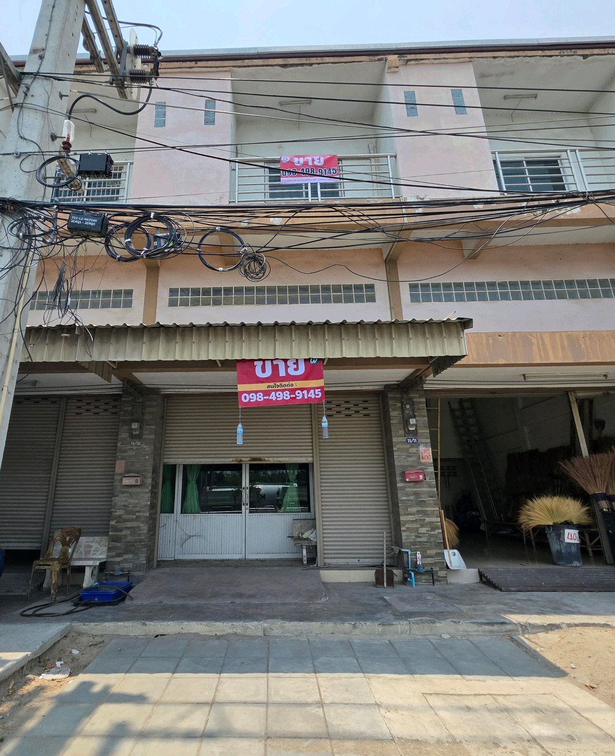 Commercial building for sale, 2 and a half floors, next to the main road Borommaratchachonnani - Phutthamonthon Sai 7, near Don Wai Floating Market. Commercial building for sale, 2 and a half floors, next to the main road Borommaratchachonnani - Phutthamonthon Sai 7, near Don Wai Floating Market.