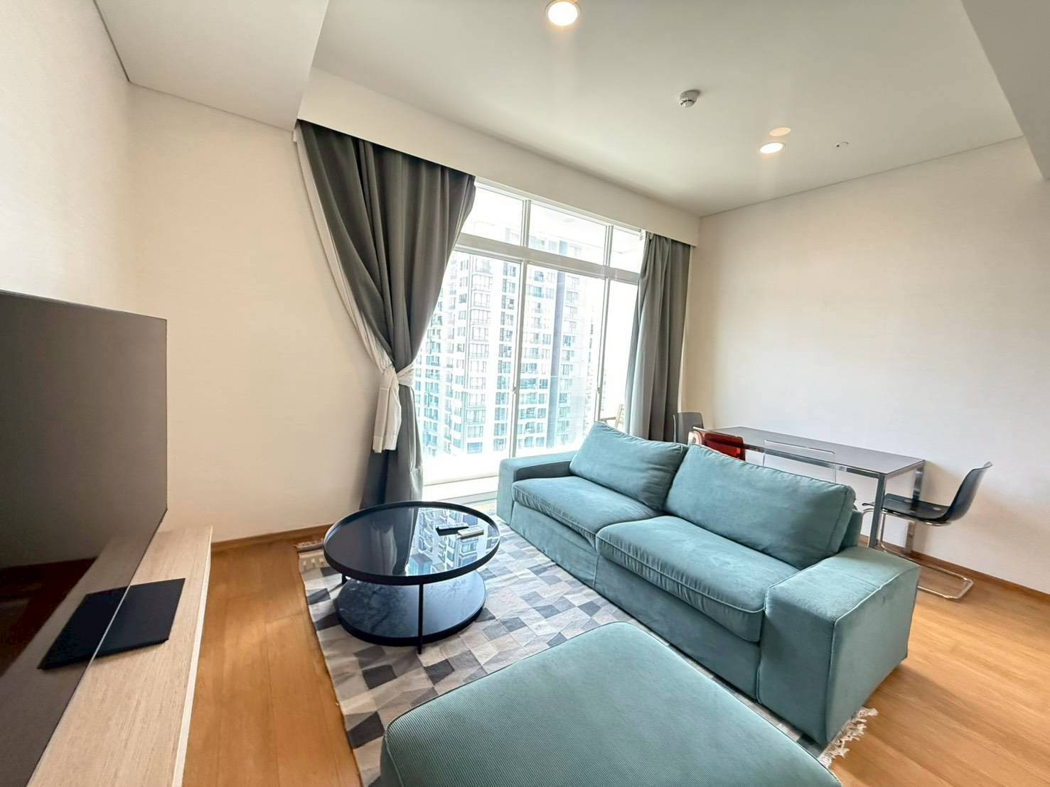 Urgent, very cheap rent, 2 bedrooms, near BTS Ekkamai, only 40,000 baht. Urgent, very cheap rent, 2 bedrooms, near BTS Ekkamai, only 40,000 baht.