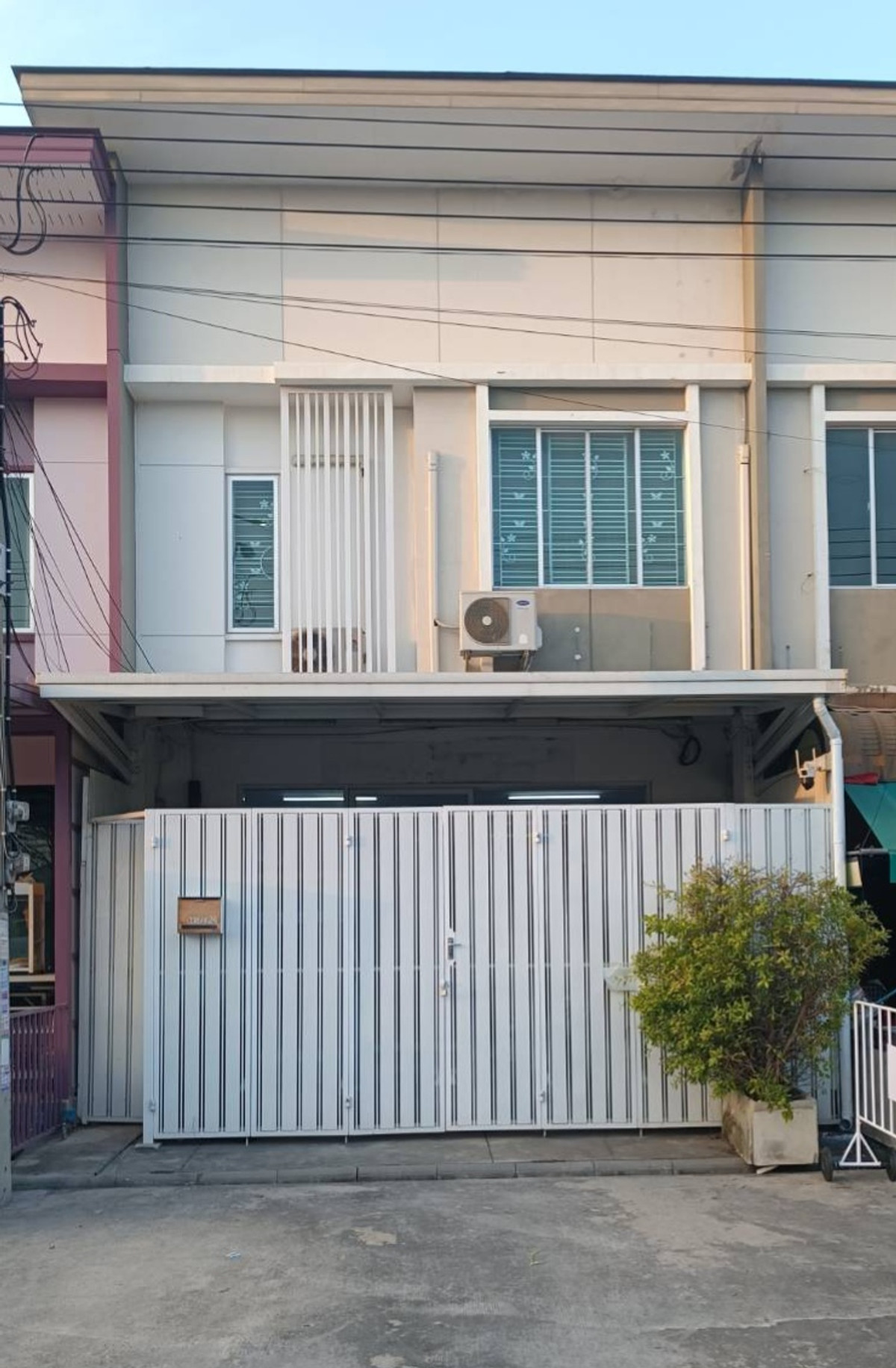 2-story commercial building for sale, next to the main road, Pruksa Avenue Village Project, Nam Daeng, Bang Phli, Bangna-Trad Road, price 5.5M 2-story commercial building for sale, next to the main road, Pruksa Avenue Village Project, Nam Daeng, Bang Phli, Bangna-Trad Road, price 5.5M
