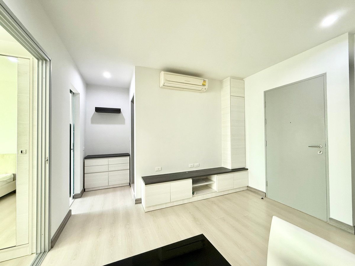 Open view room, high floor, fully furnished with Electrical appliances negotiable Open view room, high floor, fully furnished with Electrical appliances negotiable
