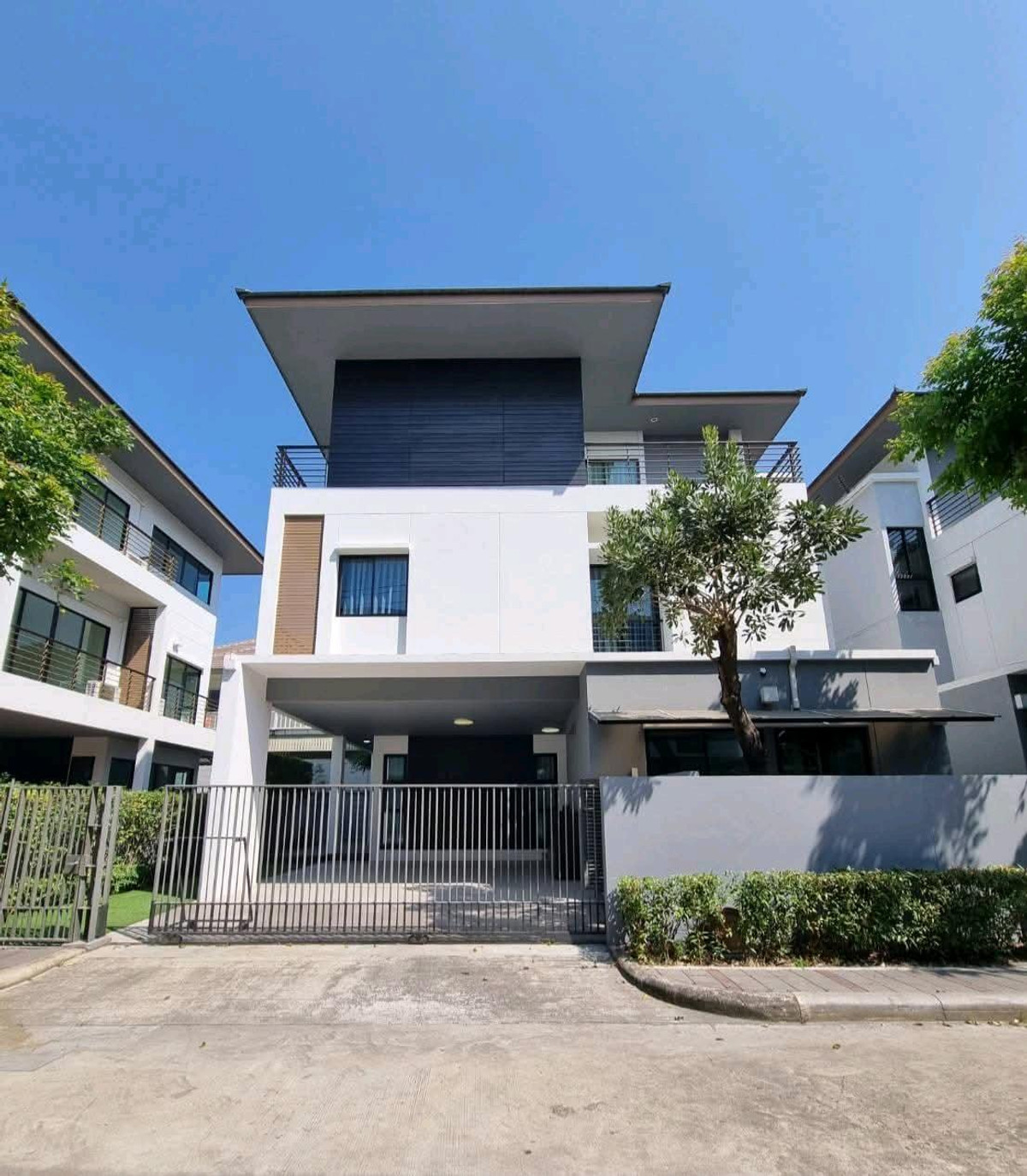 For sale-rent single house near Suan Luang Rama 9 (600 meters)
Single house, Lumpini Village, Suan Luang Rama 9.
Chaloem Phrakiat Rama 9 Road, Soi 40/1 (Prawet)
Size 54 sq m, 3 floors
Usable area 310 sq m.
3 large bedrooms, king size beds
2 living rooms
For sale-rent single house near Suan Luang Rama 9 (600 meters)
Single house, Lumpini Village, Suan Luang Rama 9.
Chaloem Phrakiat Rama 9 Road, Soi 40/1 (Prawet)
Size 54 sq m, 3 floors
Usable area 310 sq m.
3 large bedrooms, king size beds
2 living rooms