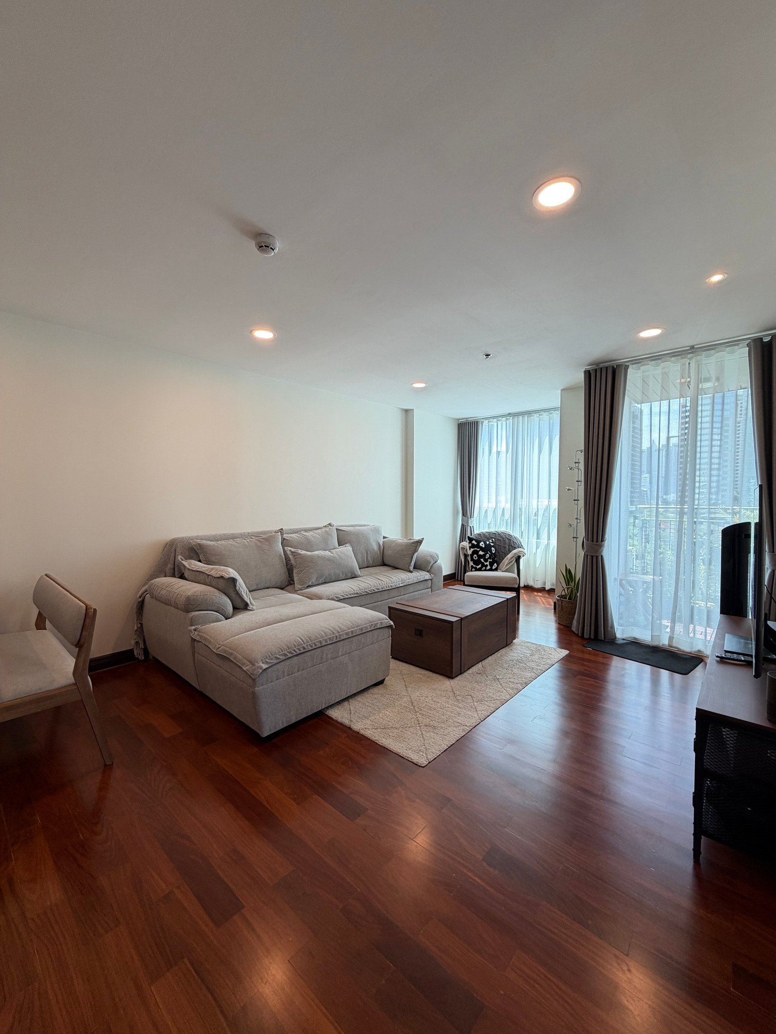 Corner Unit | 85 sqm | Langsuan | BTS Chit Lom | Park & City View Corner Unit | 85 sqm | Langsuan | BTS Chit Lom | Park & City View