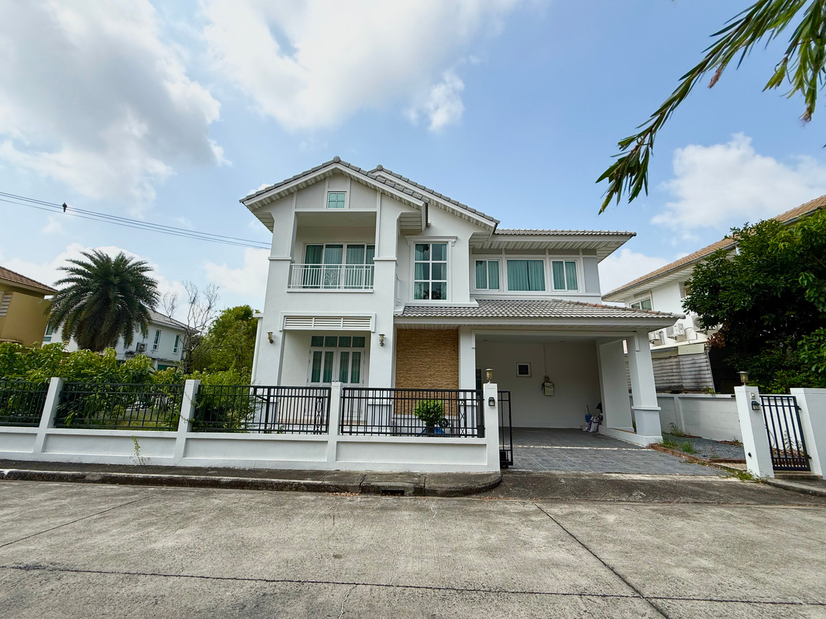 Corner detached house for sale Corner detached house for sale