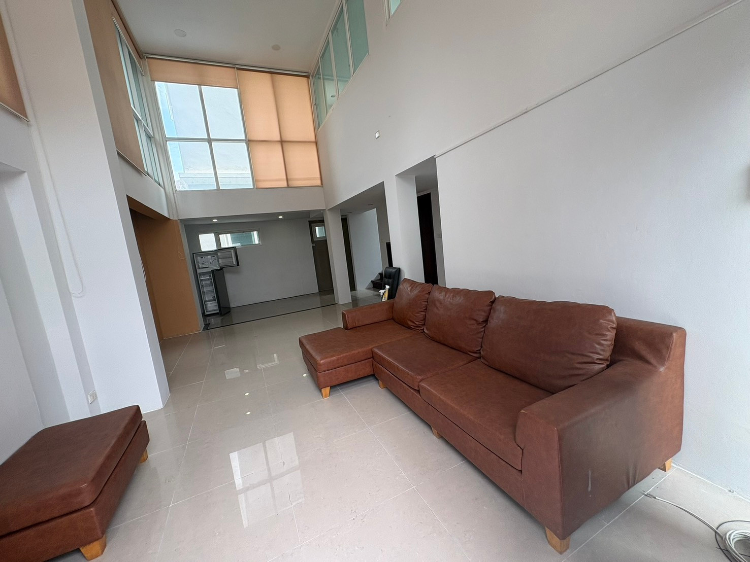 For Rent: 3-Storey Townhome, Only 2 km from BTS Ekkamai Located in Pridi Banomyong 31 Land size 27 sq.wah | Usable area 178 sq.m. 3 bedrooms, 3 bathrooms