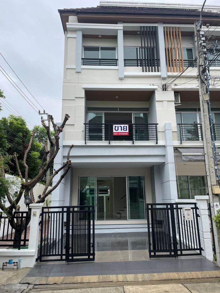3-story townhome for sale, corner unit, Baan Klang Muang project. Urbanion Srinakarin, good location, convenient travel.