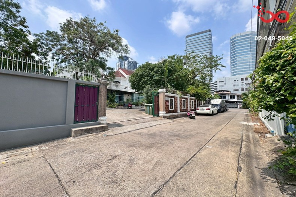 House for sale with land 440 sq m., Pracharat Bamphen Road. Soi Pracharat Bamphen 6 (Sunthornsiri), Huai Khwang, near MRT