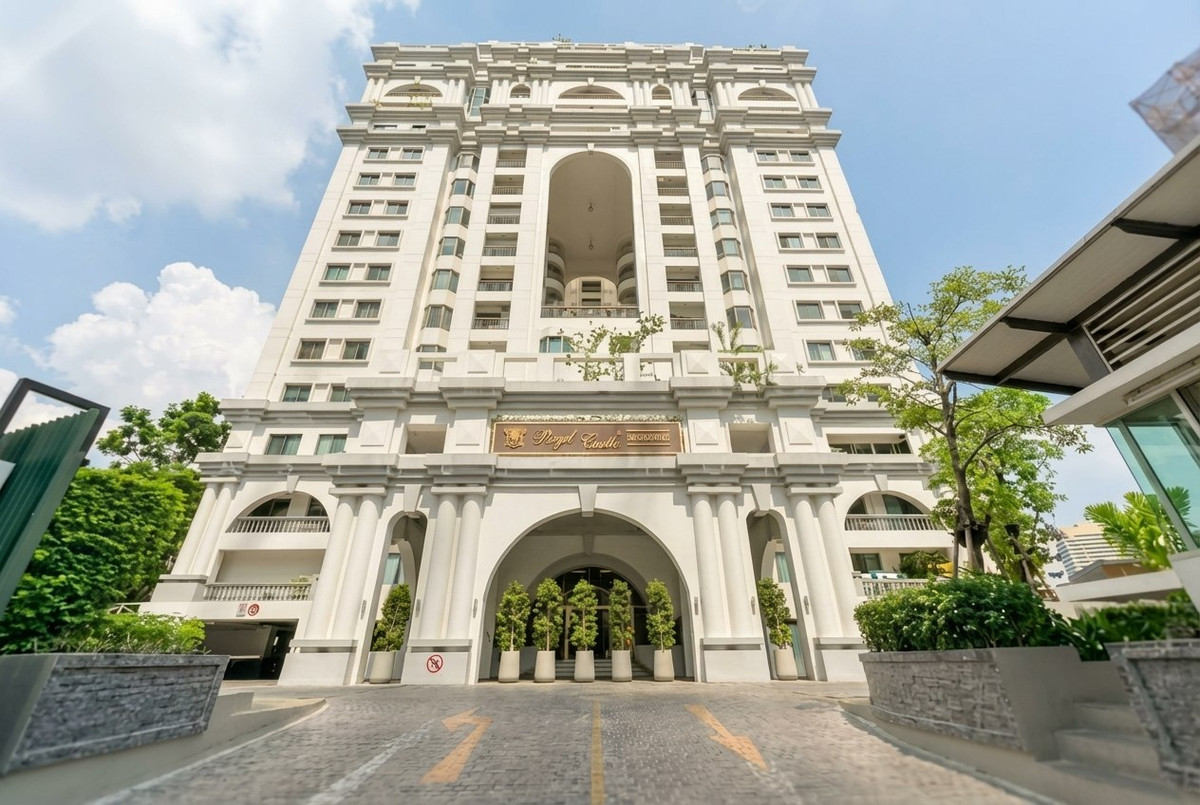 HOT DEALS ห้องใหญ่ราคาดี ทำเลพร้อมพงษ์ เดินถึง BTS ซื้อไปรีโนเวทคุ้มมาก✨Royal Castle Sukhumvit✨ 3 ห้องนอน 3 ห้องน้ำ ขนาด 194.77 ตร.ม ใกล้ BTS / MRT พร้อมพงษ์ (0.6 กม.) Tel.0982645161 HOT DEALS ห้องใหญ่ราคาดี ทำเลพร้อมพงษ์ เดินถึง BTS ซื้อไปรีโนเวทคุ้มมาก✨Royal Castle Sukhumvit✨ 3 ห้องนอน 3 ห้องน้ำ ขนาด 194.77 ตร.ม ใกล้ BTS / MRT พร้อมพงษ์ (0.6 กม.) Tel.0982645161