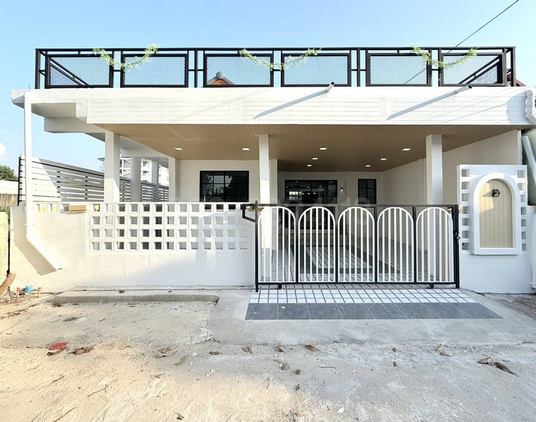 Single-storey detached house for sale, corner unit, Nantawan Village 5, along Waree 11, area 38.1 sq m, 3 bedrooms, 2 bathrooms, has a rooftop terrace. Single-storey detached house for sale, corner unit, Nantawan Village 5, along Waree 11, area 38.1 sq m, 3 bedrooms, 2 bathrooms, has a rooftop terrace.