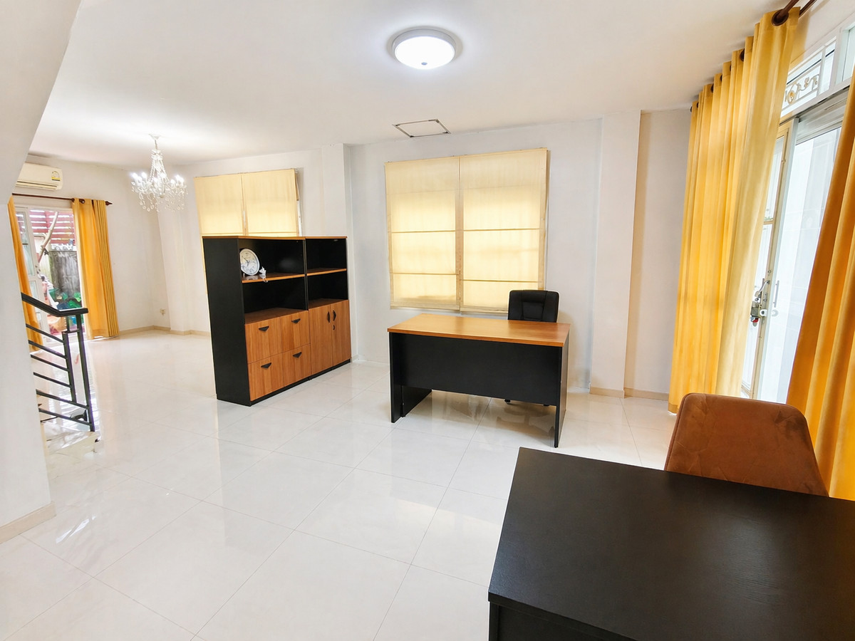 A 3-Storey Townhome That’s More Than Just a Home! Live in it or run your business – perfect for both living and a home office at Ruenruedee 7, Hathairat Road. Move-in ready and ready to work – start your new life today! – รูปที่ 3