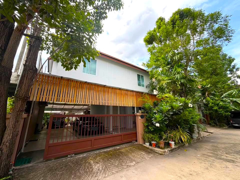 house on Vibhavadi Road, near the Police Club. En-suite bathrooms in every bedroom. house on Vibhavadi Road, near the Police Club. En-suite bathrooms in every bedroom.