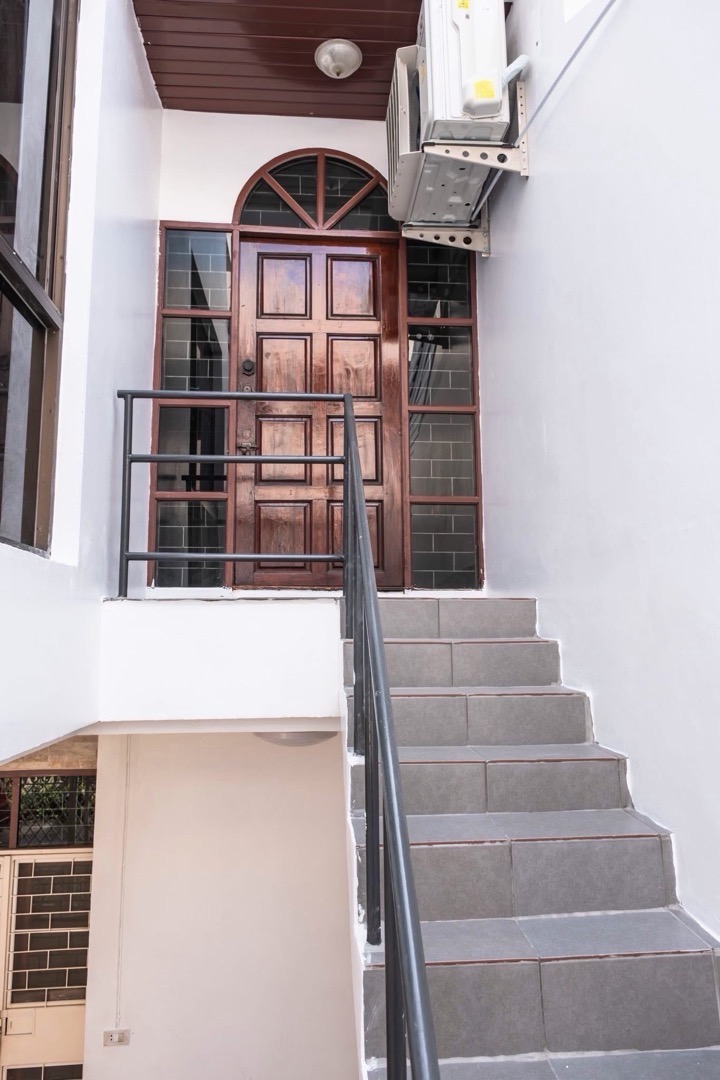 3-story townhouse for rent, Sukhumvit 44/2 
📍Near BTS Phra Khanong, only 200 meters, Gateway Ekamai, Sukhumvit Hospital, Tesco Lotus and St. Andrew International School. – รูปที่ 3
