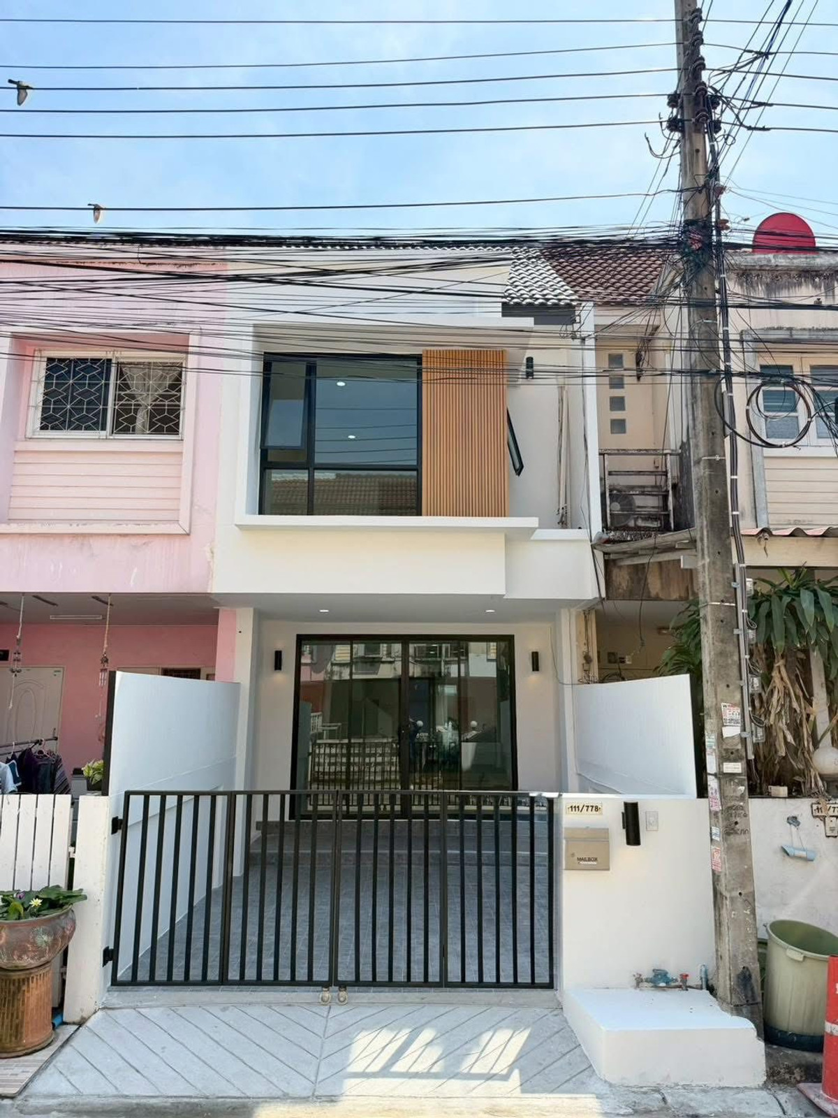 ขายทาวน์โฮม 2 ชั้น โครงการเฟิสท์โฮม วัชรพล (First Home Watcharapol) ขนาด 18 ตารางวา 2 ห้องนอน ซอยวัชรพล1 แขวงท่าแร้ง เขตบางเขน กรุงเทพมหานคร