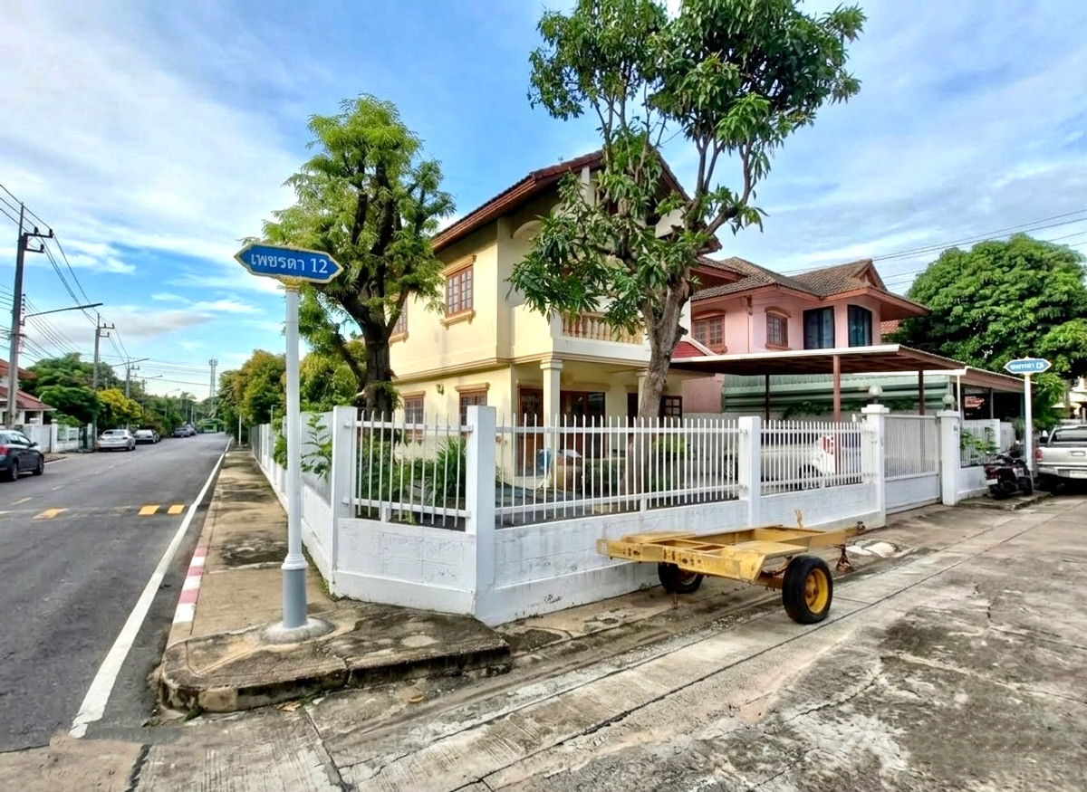 บ้านพร้อมที่ดินหลังมุม🔥 แปลงสวย หมู่บ้านเพชรลดา / 2 ห้องนอน (ขาย), House & Land Phetlada Village / 2 Bedrooms (FOR SALE) BNS021