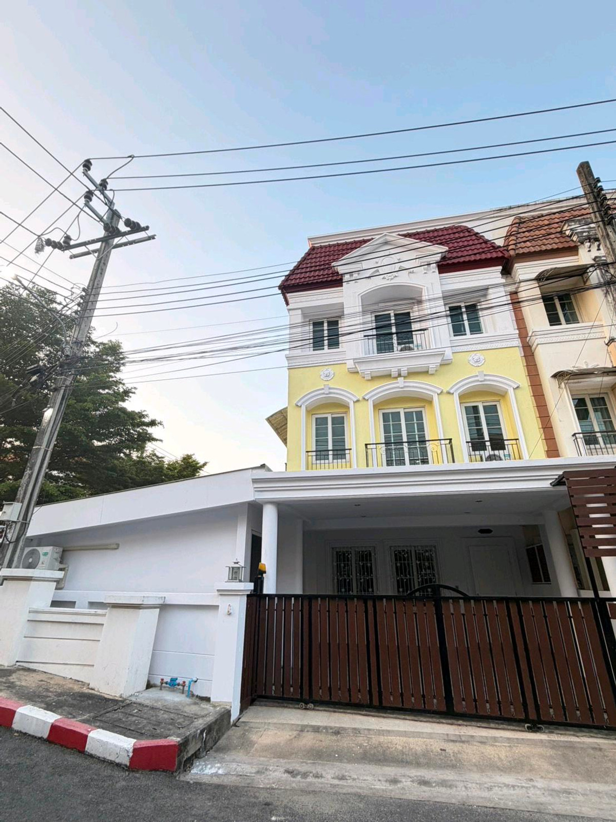 Townhome for rent in Urban Sathorn Village (Bolero zone)
Next to the main road, Ratchaphruek
🚄Near BTS Bang Wa
📍 Area 46 sq m., usable area 300 sq m.
📍The front of the house is a full 5 meters wide.
🚙🚙 Parking for 2 cars in the house,
📌3 bedrooms, 3 Townhome for rent in Urban Sathorn Village (Bolero zone)
Next to the main road, Ratchaphruek
🚄Near BTS Bang Wa
📍 Area 46 sq m., usable area 300 sq m.
📍The front of the house is a full 5 meters wide.
🚙🚙 Parking for 2 cars in the house,
📌3 bedrooms, 3