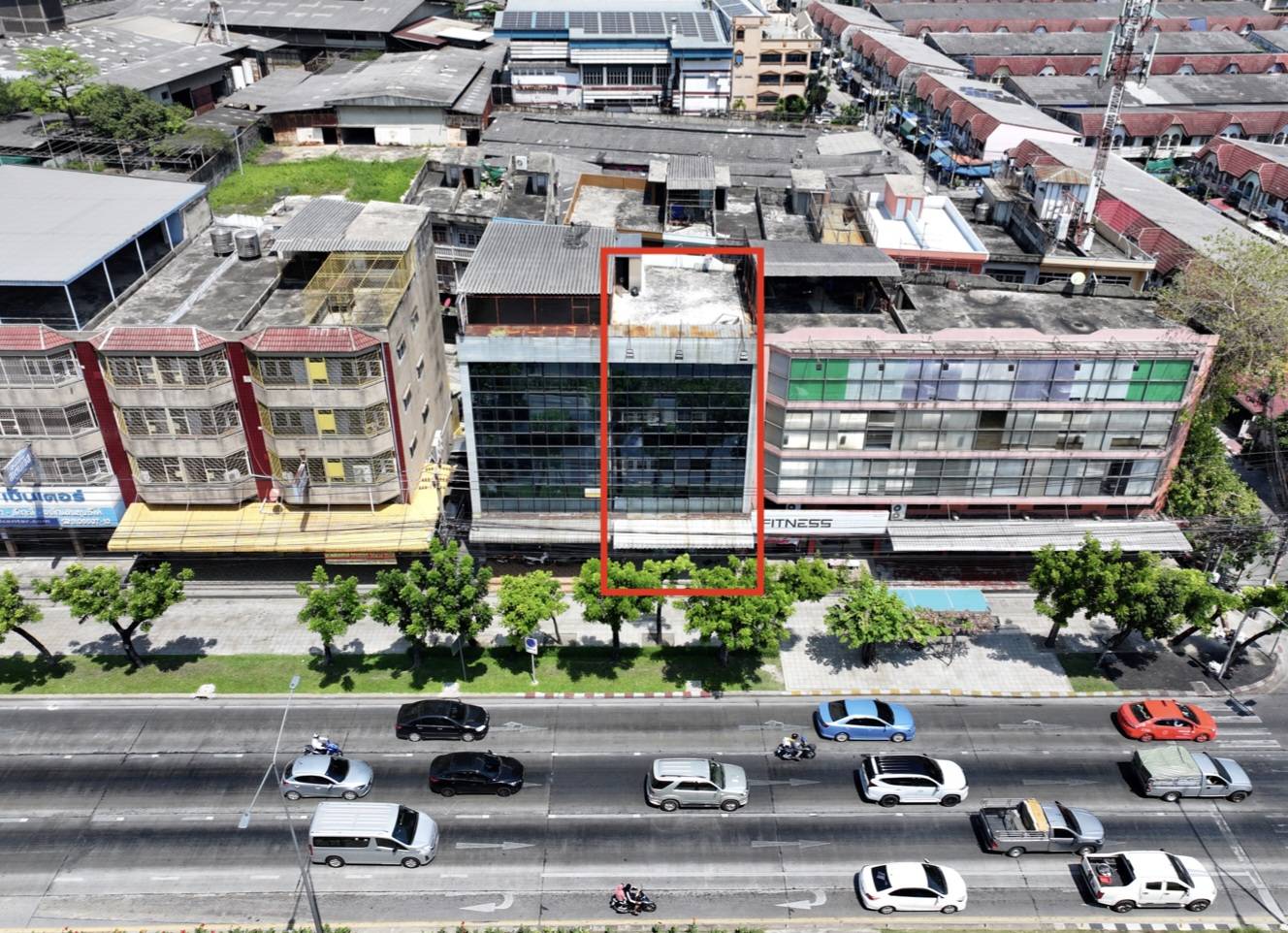 Bus Stop right up front - Bustling Location Perfect for any type of Shop!! Commercial Building for SALE on Main Phetkasem Road 116, Nong Khaem Location: Phetkasem Road, Nong Khang Phlu, Nong Khaem, Bangkok – รูปที่ 2