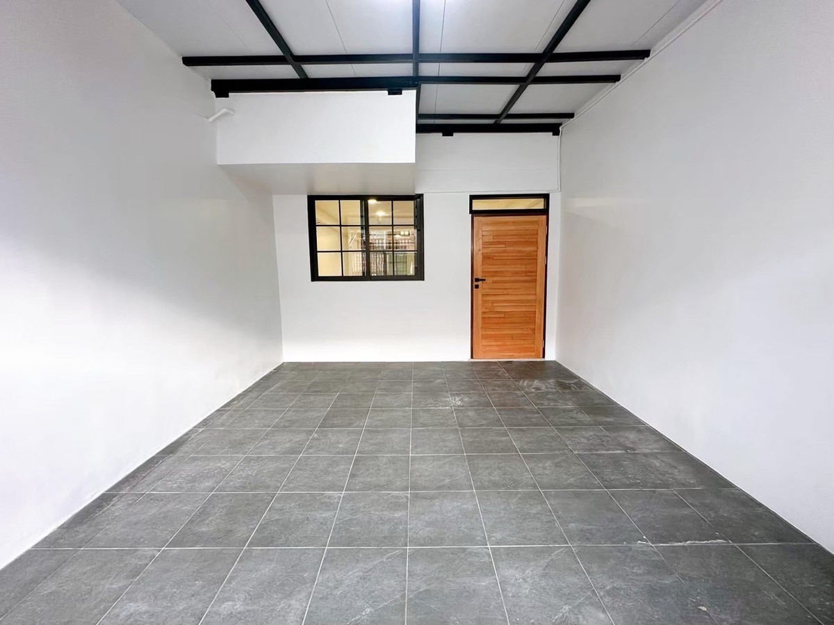 2-storey house, newly renovated, near BTS Bang Chak, only 2.9 kilometers. 2-storey house, newly renovated, near BTS Bang Chak, only 2.9 kilometers.