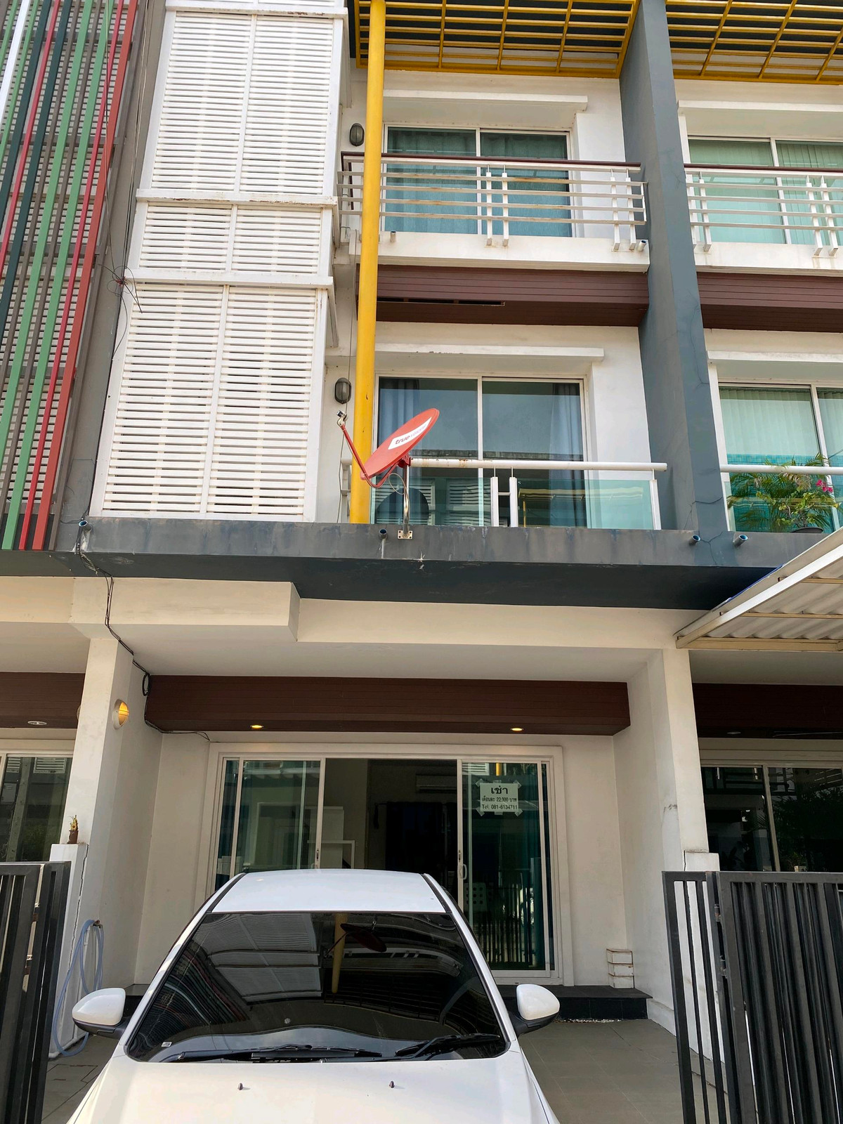 For rent, 3-story townhome, entrance to Muang Thong. Invite Modus Cent to call Chaengwattana