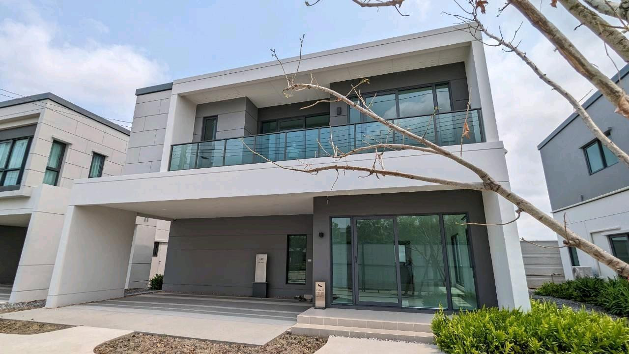บ้านใหม่ไซซ์ใหญ่ ทำเลบางนา – ศูนย์กลางไลฟ์สไตล์และโรงเรียนนานาชาติ โดดเด่นด้วยพื้นที่ใช้สอยขนาดใหญ่ถึง 260 ตร.ม. พร้อมห้องแม่บ้านและที่จอดรถ 3 คัน ให้ความเป็นส่วนตัวและรองรับการใช้ชีวิตของครอบครัวได้อย่างลงตัว