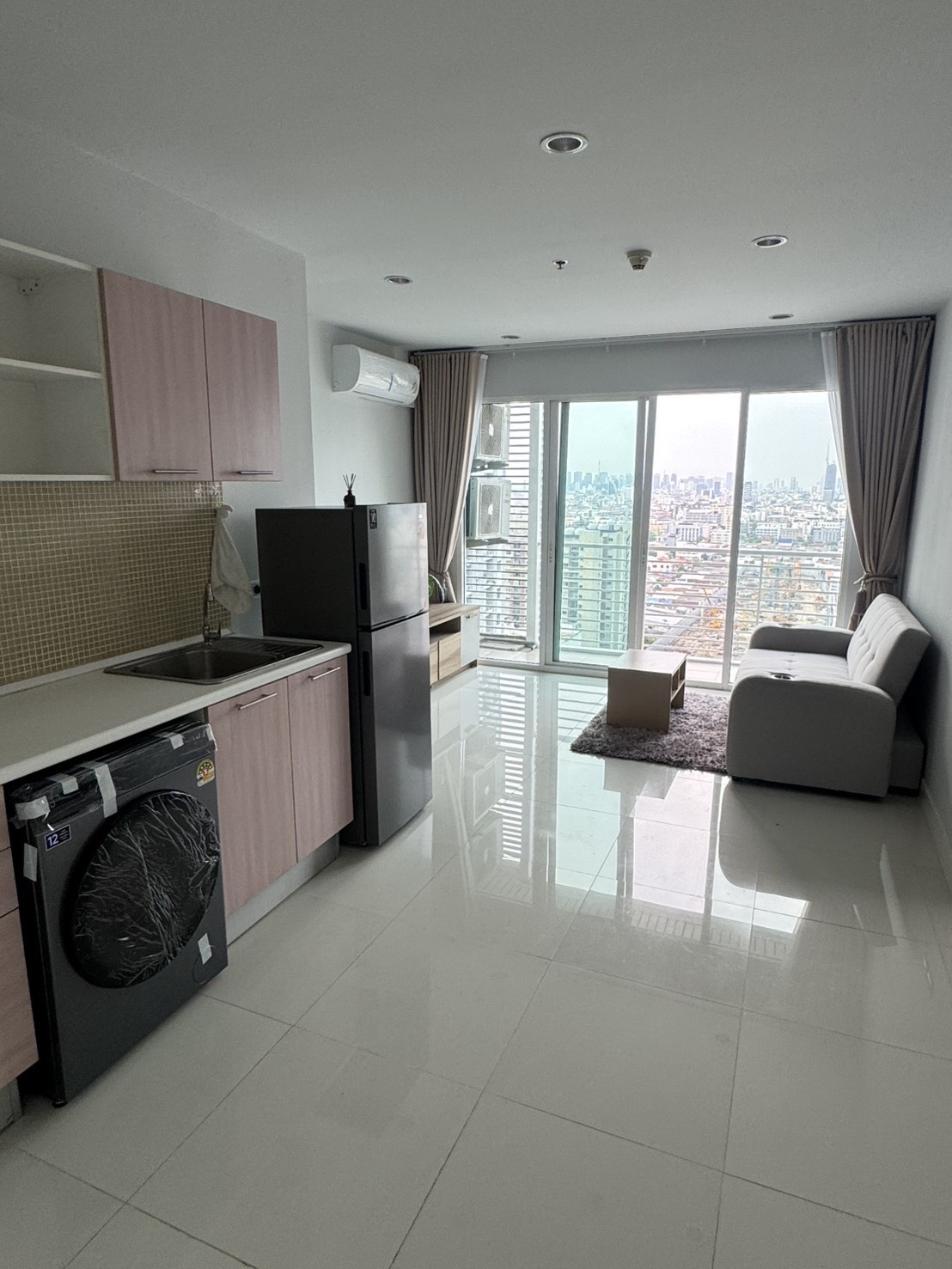 ( sells it himself) Cheap condo for sale, The Mark Airport Link Ratchada, 19th floor, corner room, 56.72 sq m., 2 bedrooms, 3 air conditioners, complete electrical appliances, very new room.